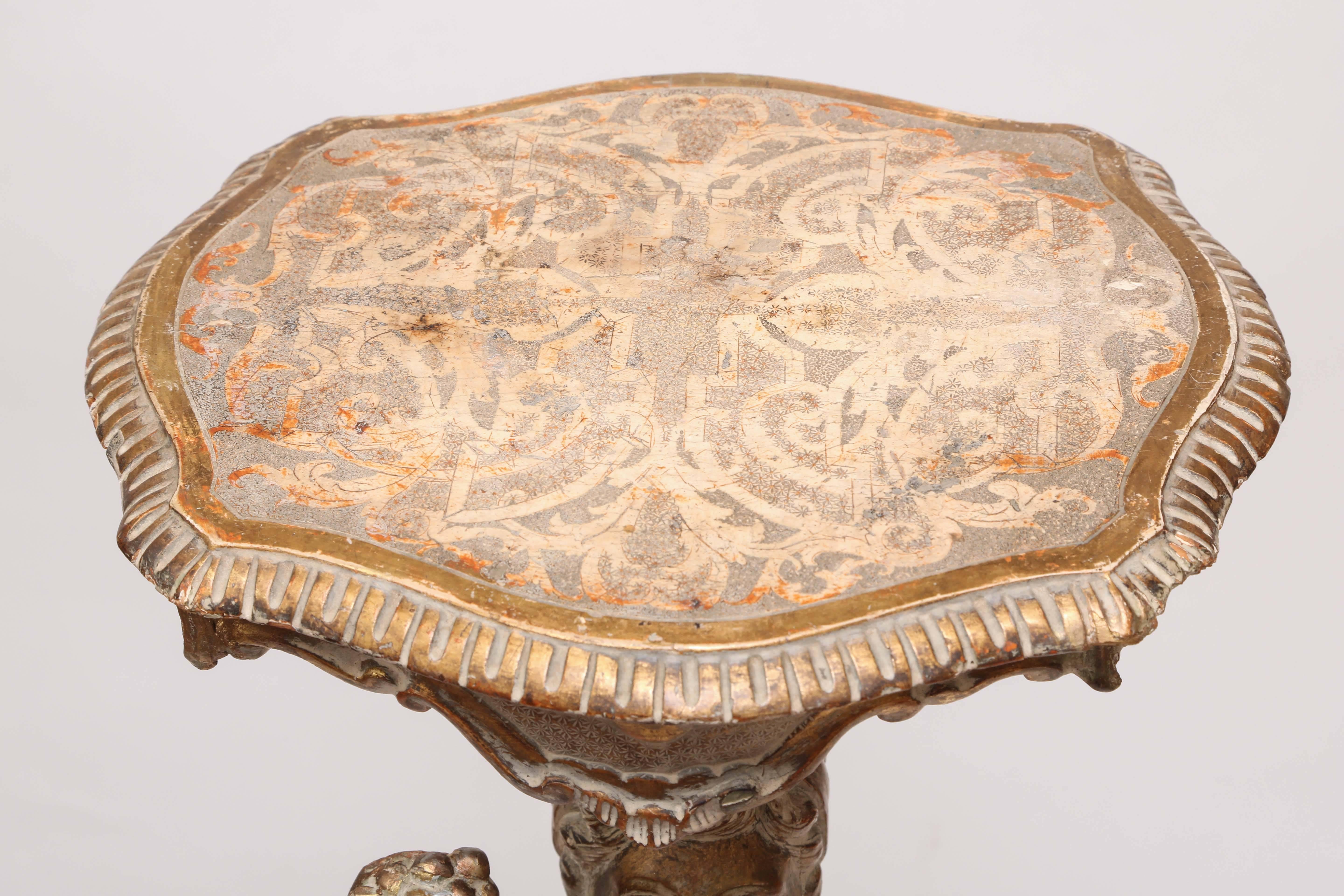 Vergoldeter handgeschnitzter italienischer figürlicher Tisch aus dem 18. Jahrhundert (Italienisch) im Angebot