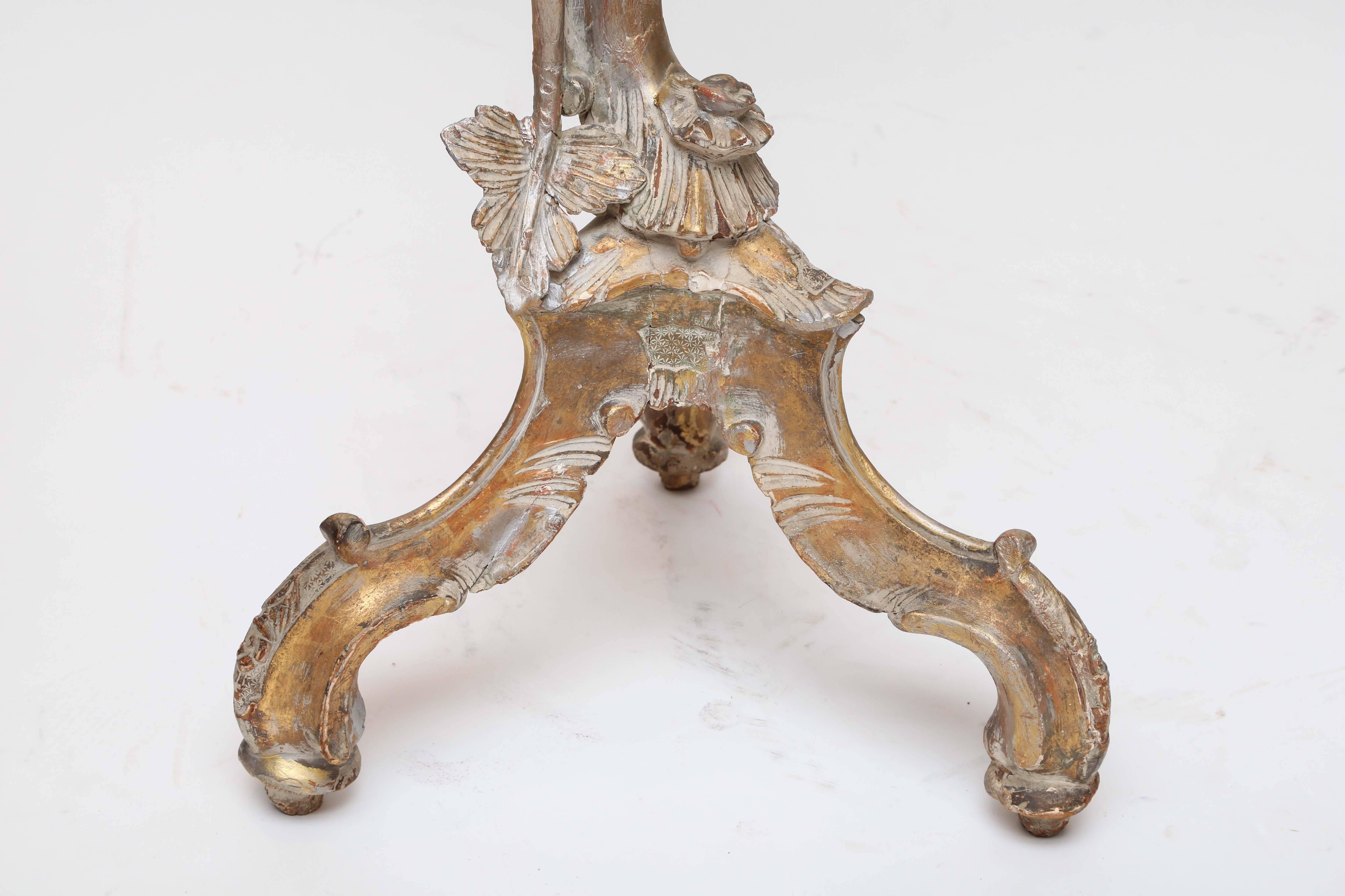Vergoldeter handgeschnitzter italienischer figürlicher Tisch aus dem 18. Jahrhundert im Angebot 2