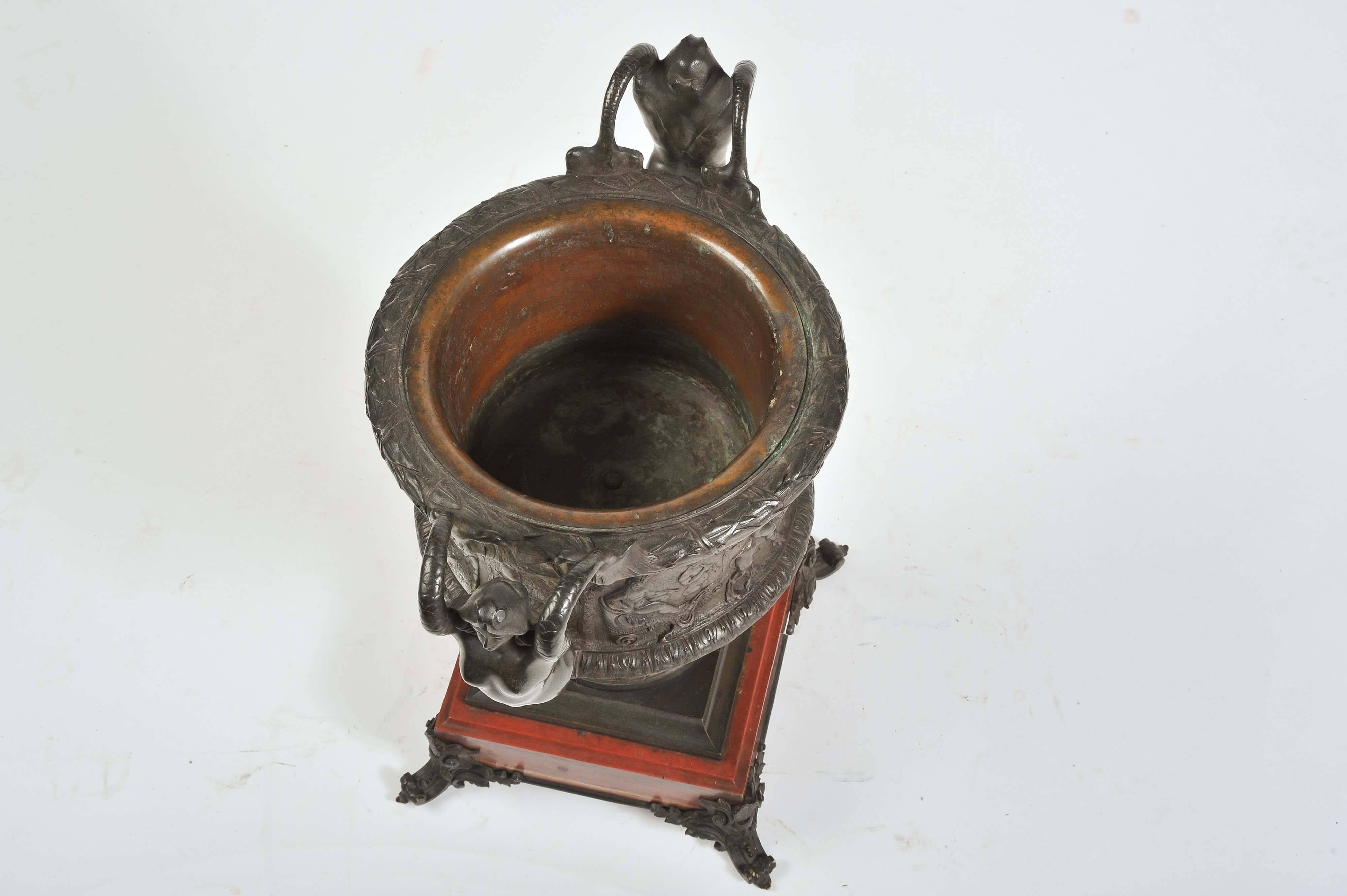 Classical Bronze Urn, 19th Century In Good Condition For Sale In Brighton, Sussex
