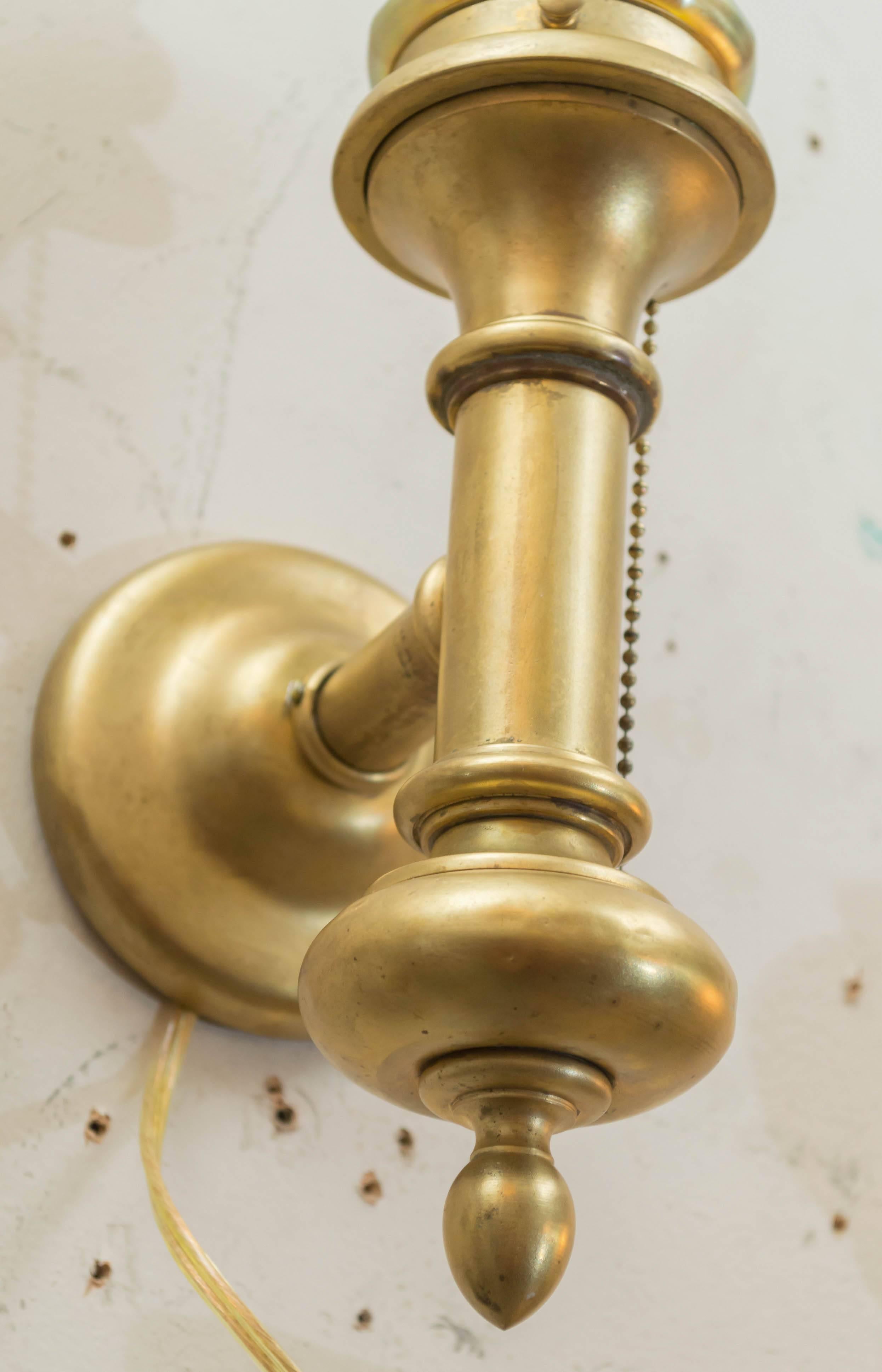 Paar Wandleuchter aus vergoldeter Bronze und Kunstglas (Vergoldet) im Angebot