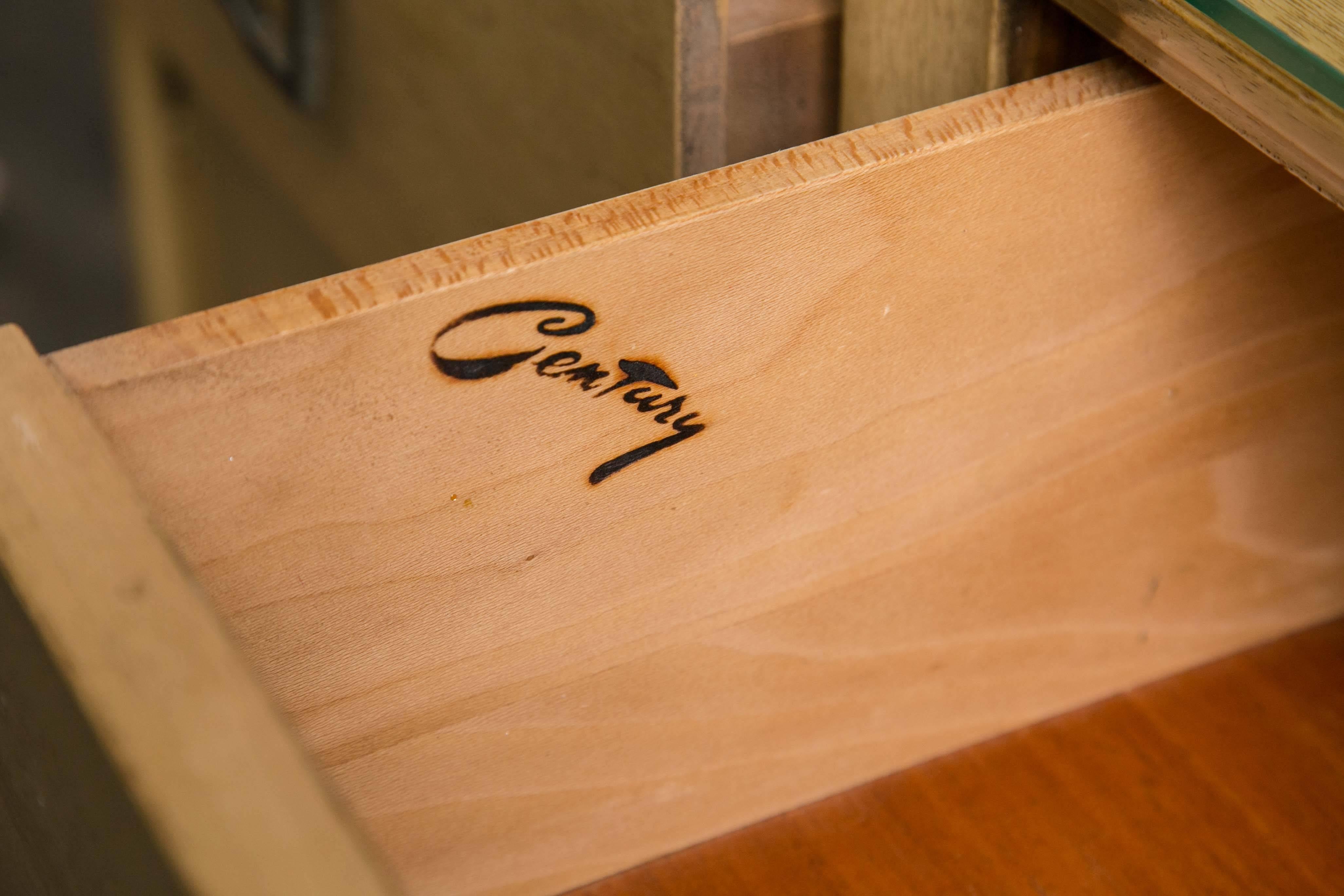 Century Credenza, helles Holz im Zustand „Gut“ im Angebot in Stamford, CT