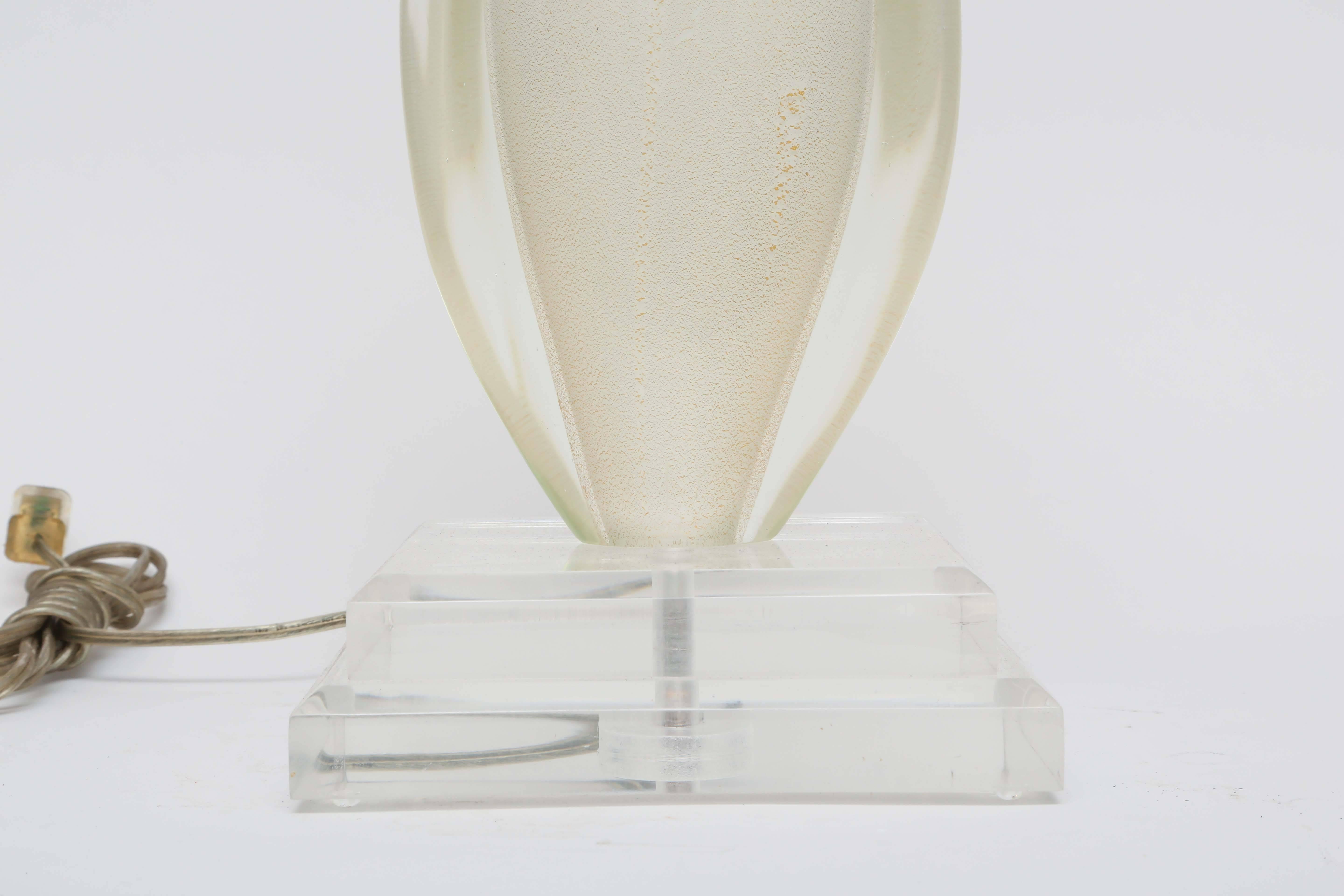 Elegant Mid-Century Modern Italian Murano Archimede Seguso Glass Table Lamp In Good Condition In Miami, FL