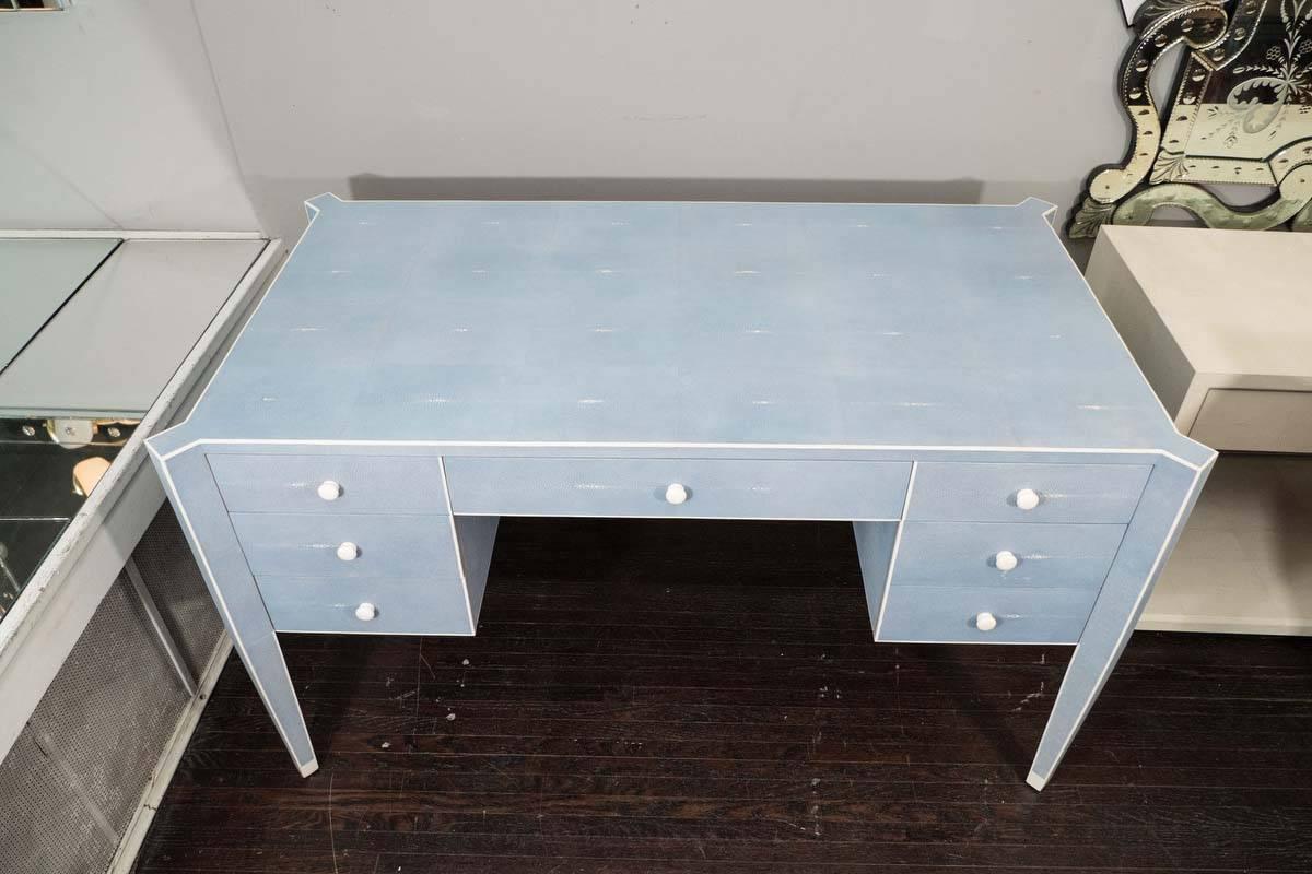 Individueller Schreibtisch aus blauem Chagrin und Knochen (Art déco) im Angebot