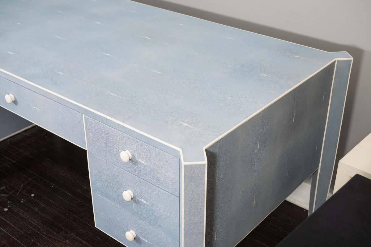 Individueller Schreibtisch aus blauem Chagrin und Knochen im Zustand „Neu“ im Angebot in New York, NY