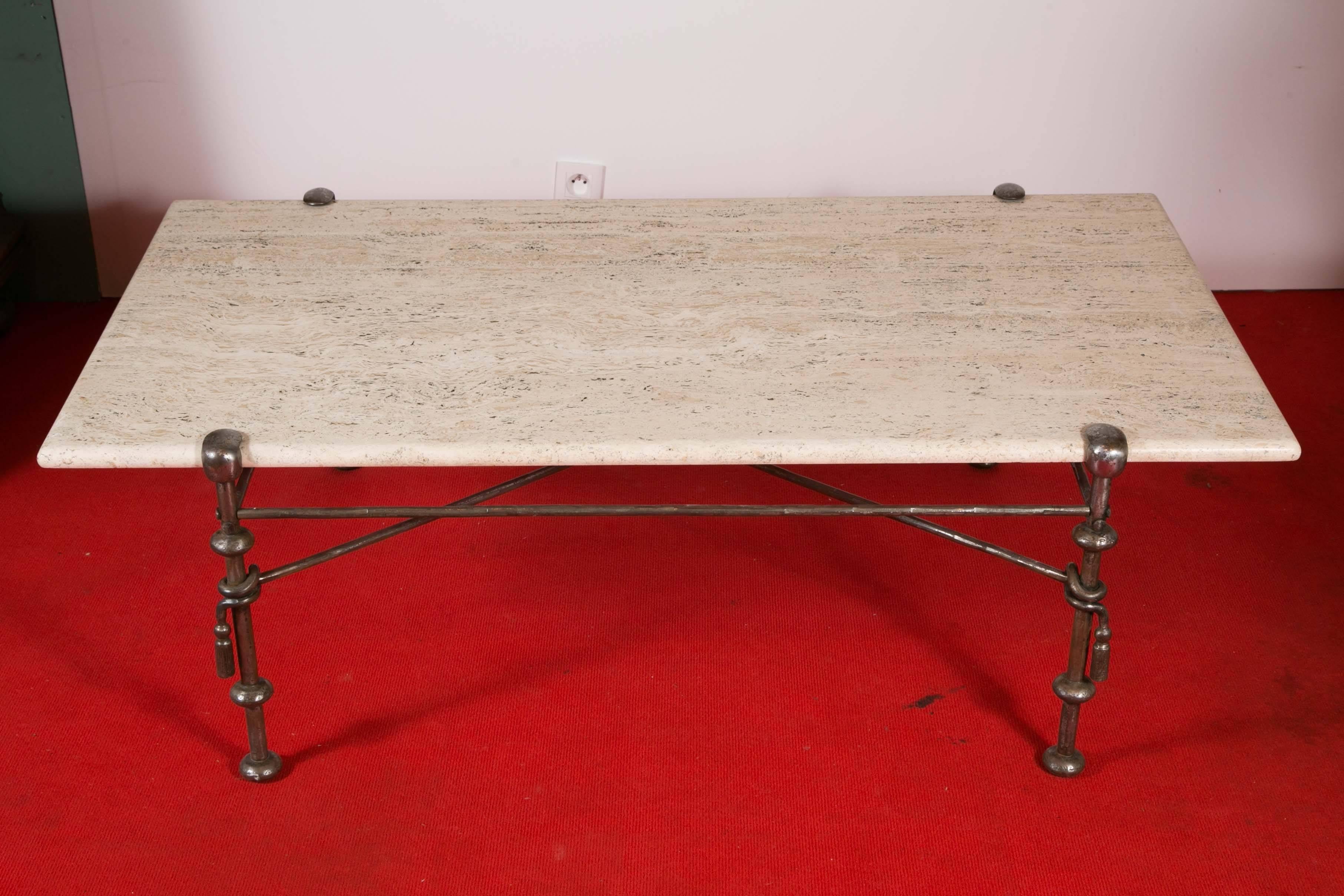 This elegant coffee table is composed of a travertine plate maintained in a steel structure. His four legs are connected by a crotch. A spacer, decorated with an ornamental reef knot in the center, wraps around the legs and ends with key-tassels.