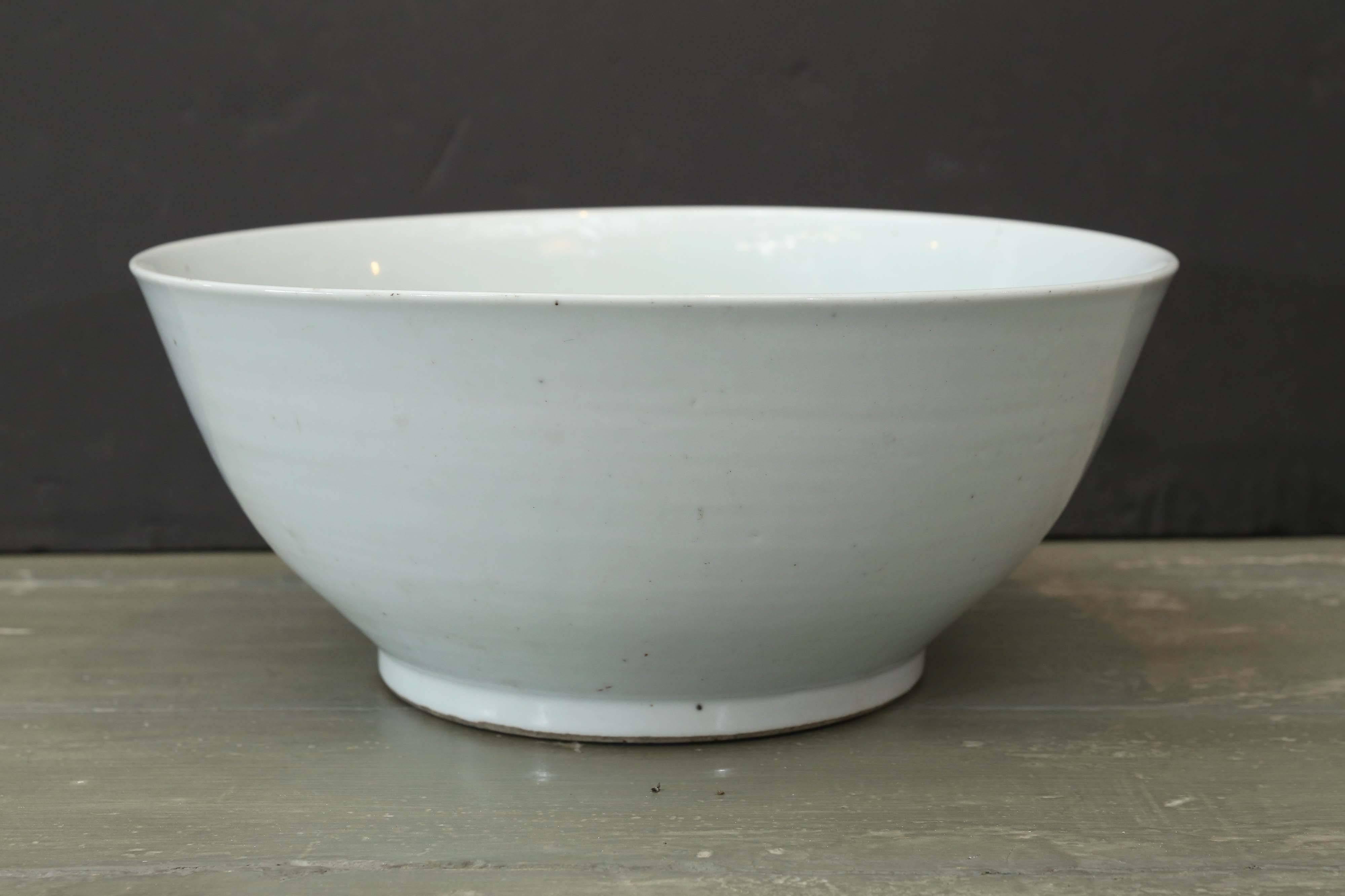 bol en porcelaine blanche du 19e siècle de l'époque de la dynastie Qing en Chine. Les taches de rouille et les imperfections de cuisson confirment l'âge des porcelaines.
