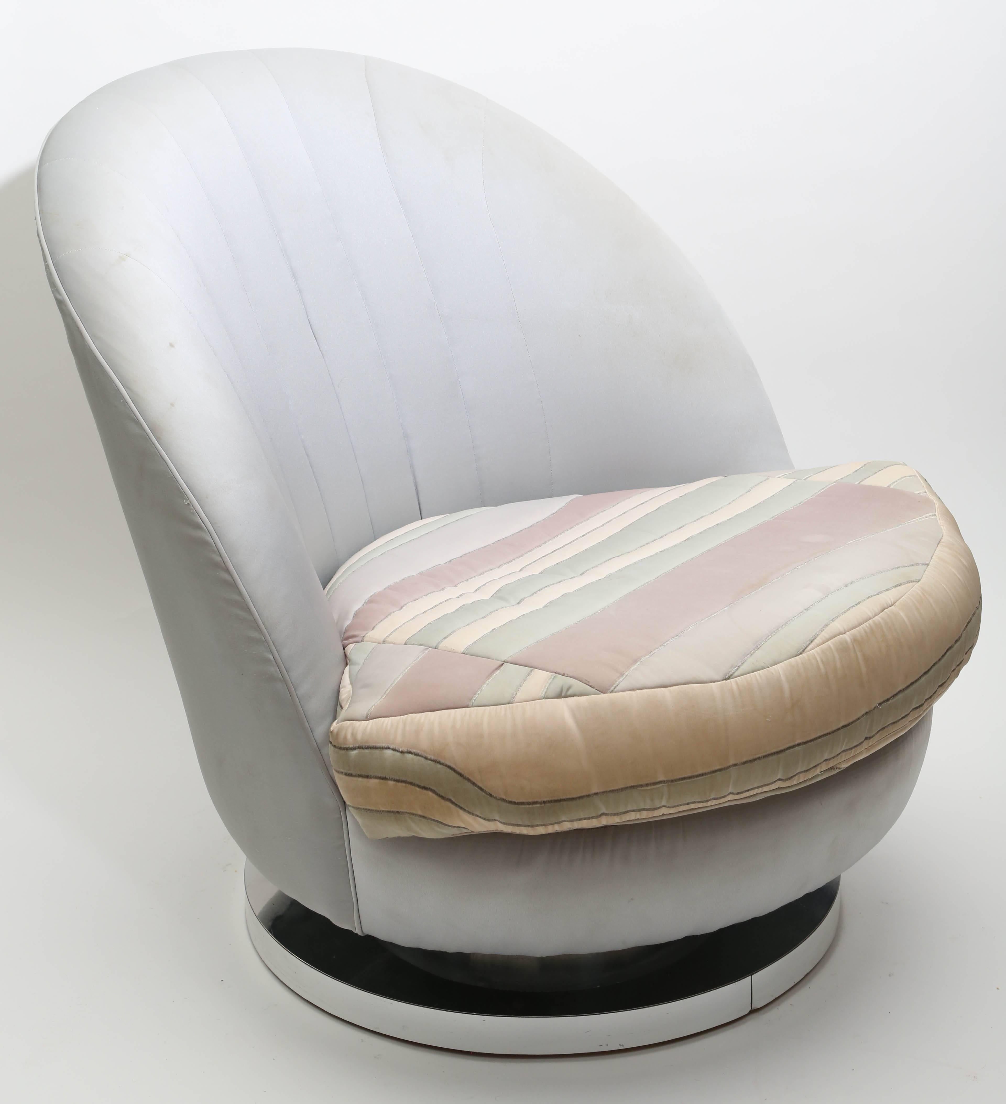 Magnifique chaise longue pivotante vintage originale de Milo Baughman. La tapisserie pourrait avoir besoin d'un grand nettoyage ou être refaite, mais dans l'ensemble la chaise est en grande forme vintage.