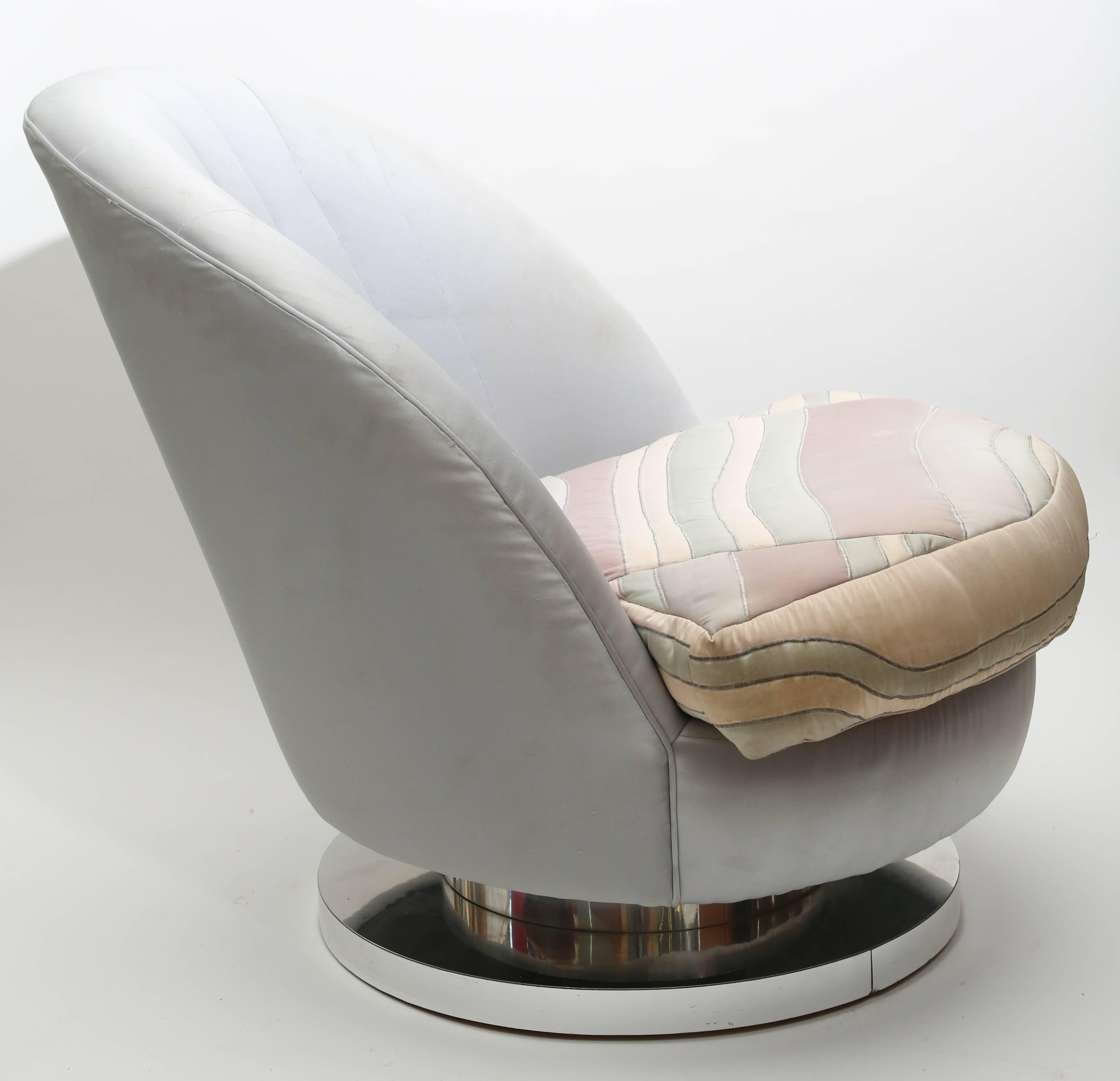 Mid-Century Modern Milo Baughman Chrome Based Swivel Lounge Chair, 1960s, USA For Sale
