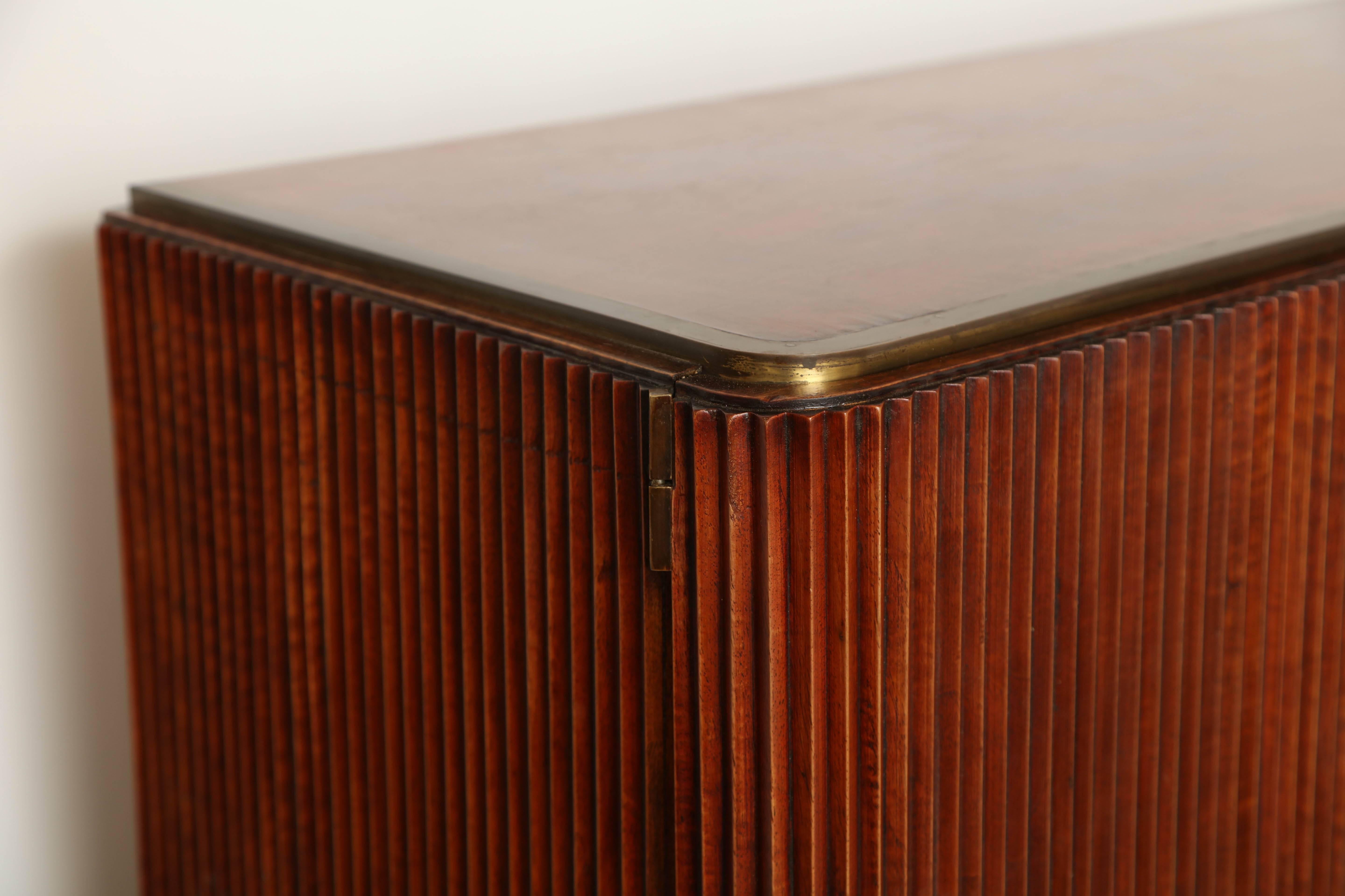 Italian Art Deco Ribbed Walnut Floor Cabinet, Attributed to Osvaldo Borsani 4