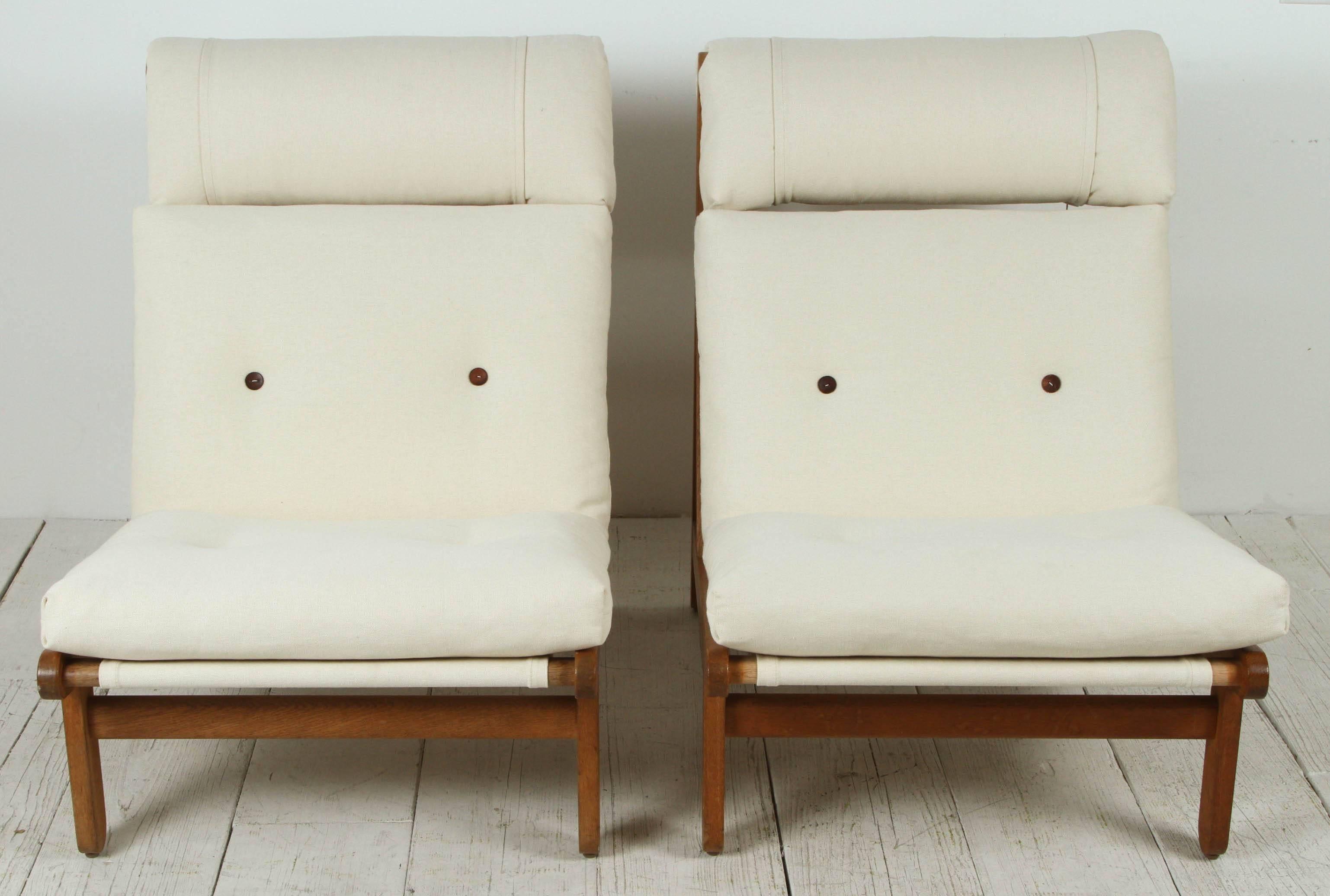 Classic Bernt Petersen lounge chairs, newly upholstered in hemp linen with leather buttons. Sold as a pair.