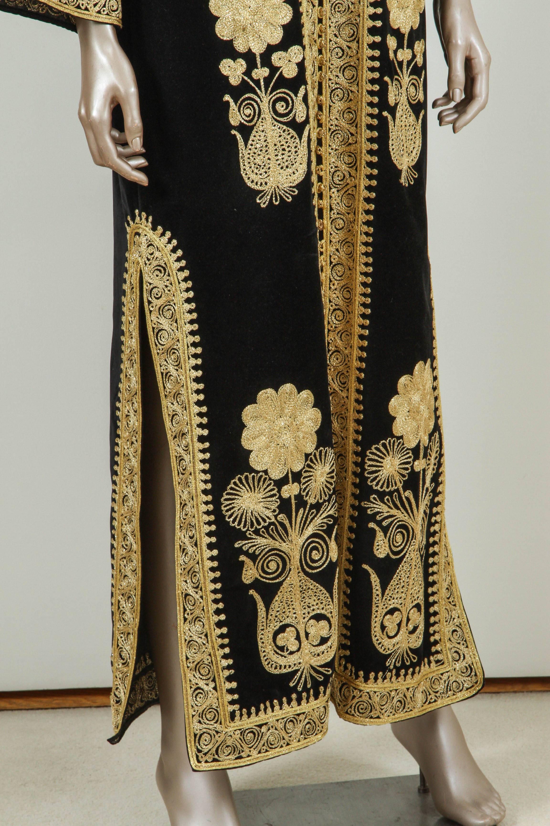 Bohème Caftan marocain:: caftan noir brodé d'or