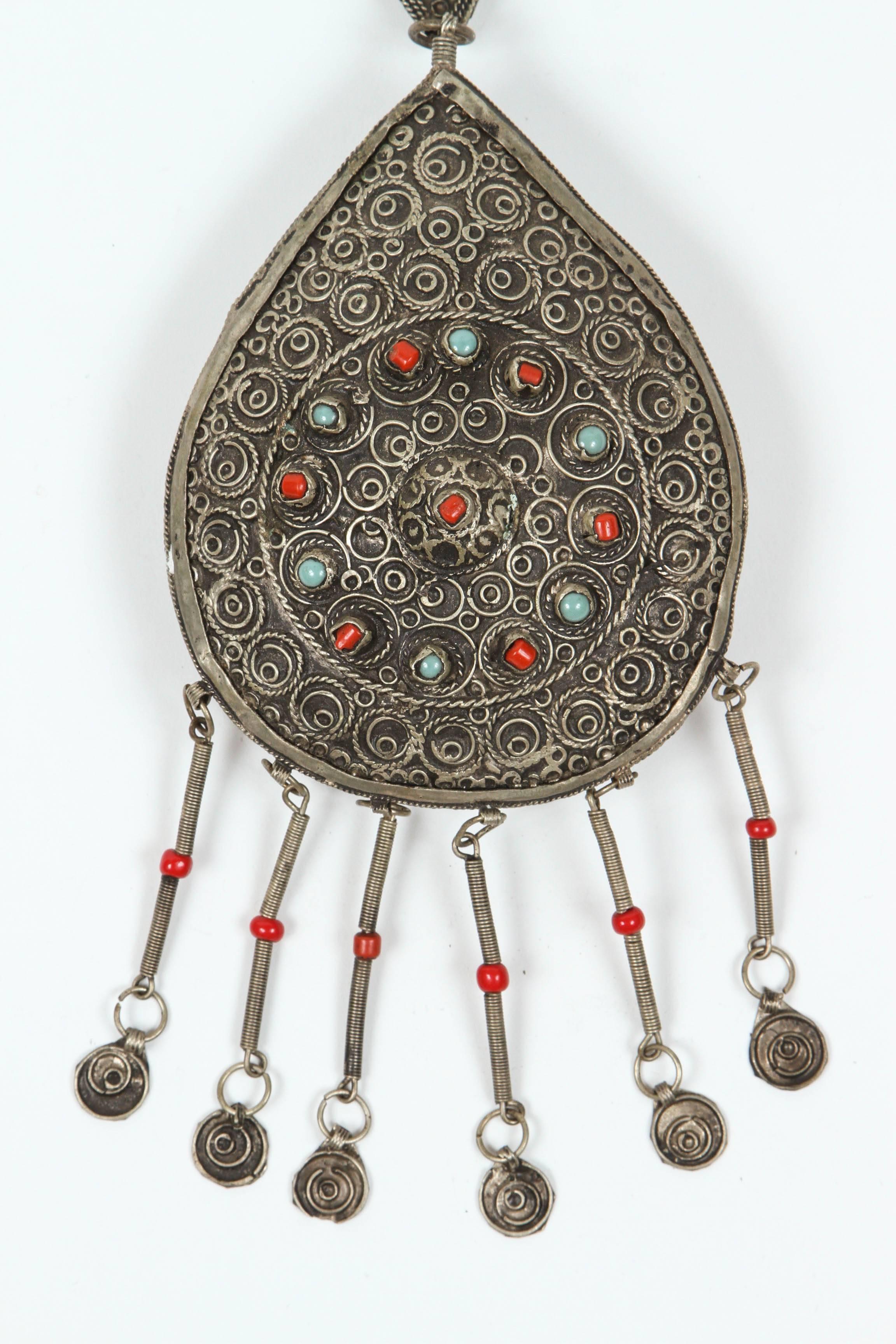 Beautiful vintage Moroccan fibula.
Berber ethnic fibula used to close a woman's cape.
Nice ethnic artwork with filigree Moroccan silver and adorned with glass beads.
A vintage Moroccan fibula is an exquisite piece of jewelry with a rich cultural and