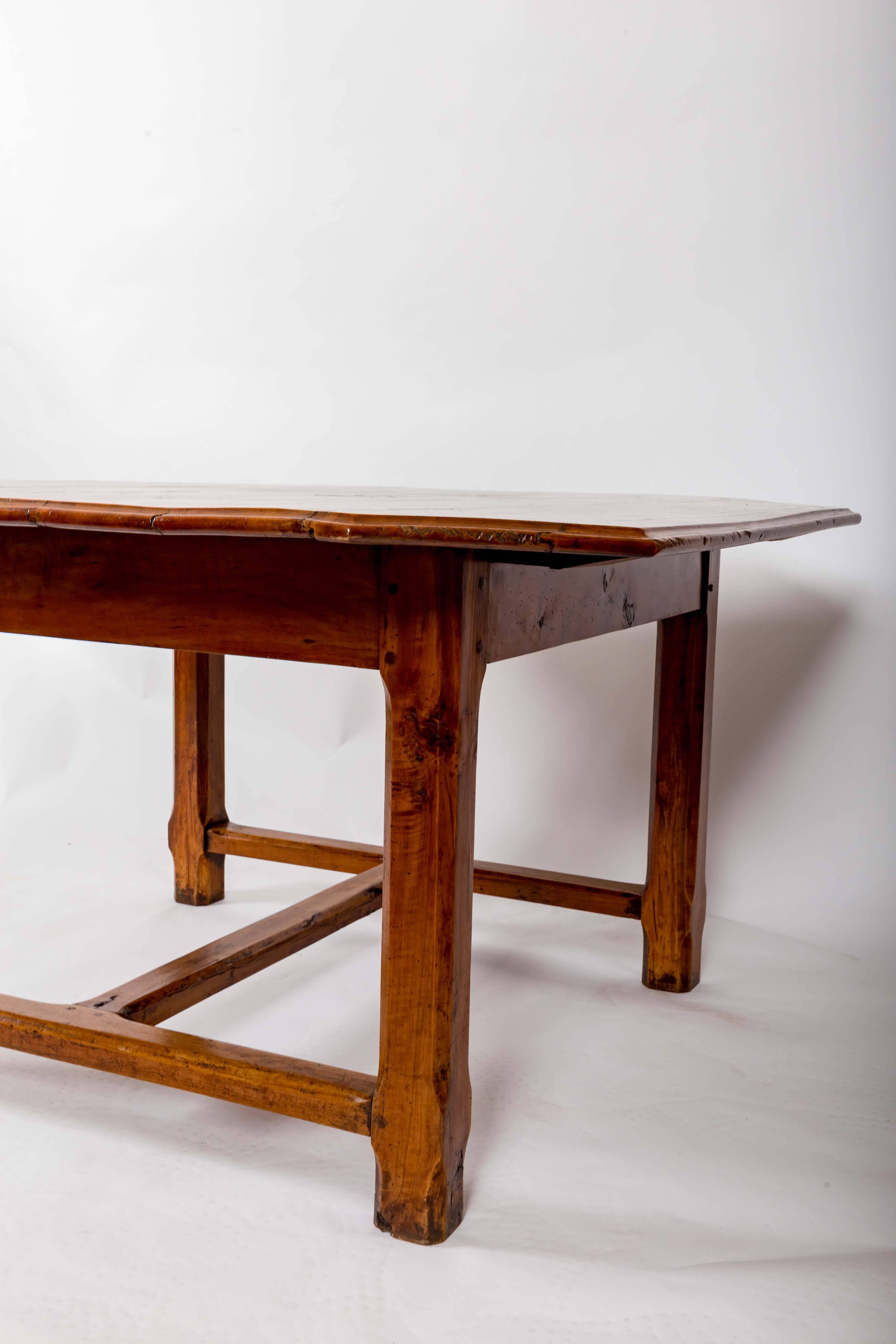 Early 19th Century Cherrywood Dining Table, France, circa 1840 In Good Condition For Sale In East Hampton, NY