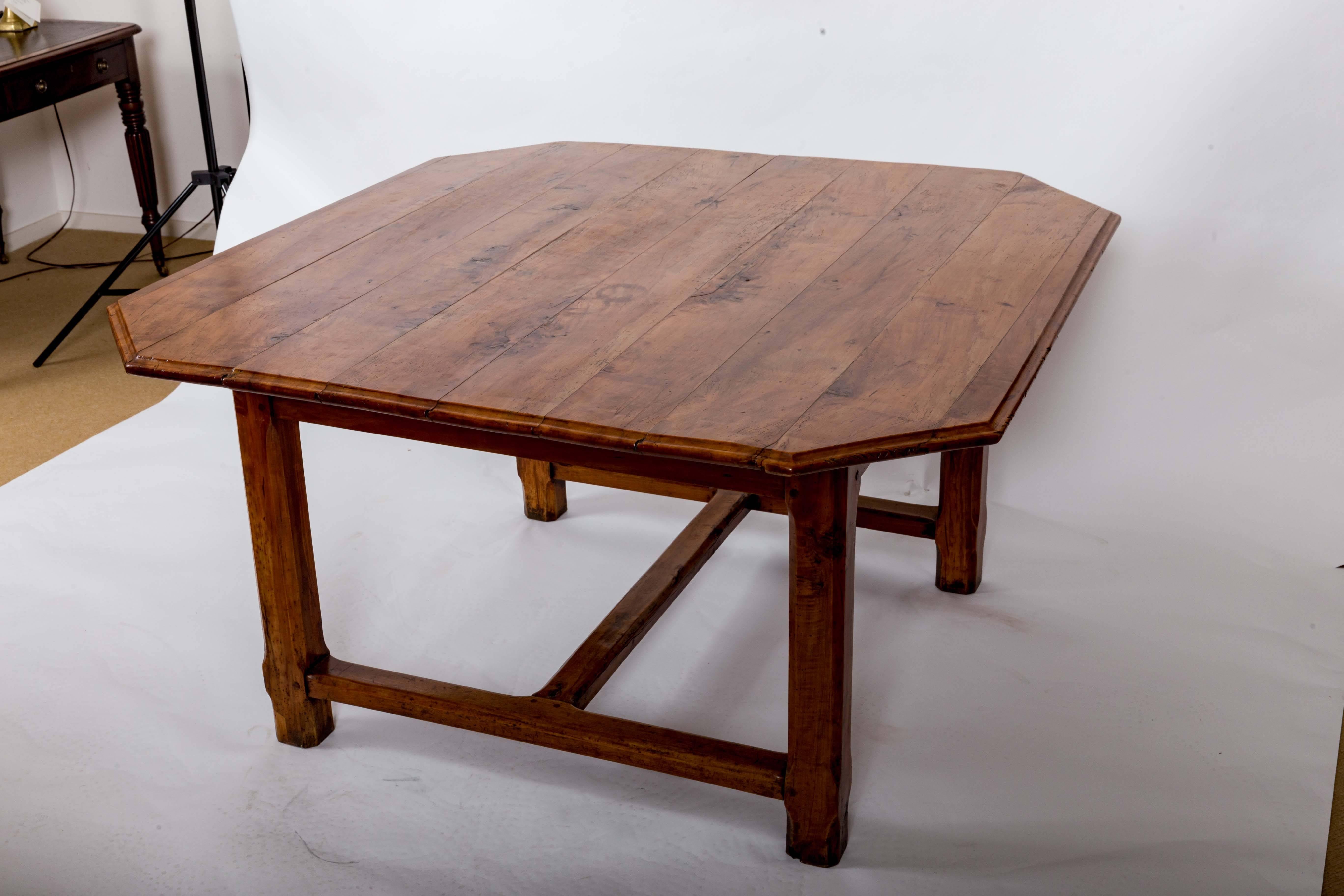 Early 19th Century Cherrywood Dining Table, France, circa 1840 For Sale 4