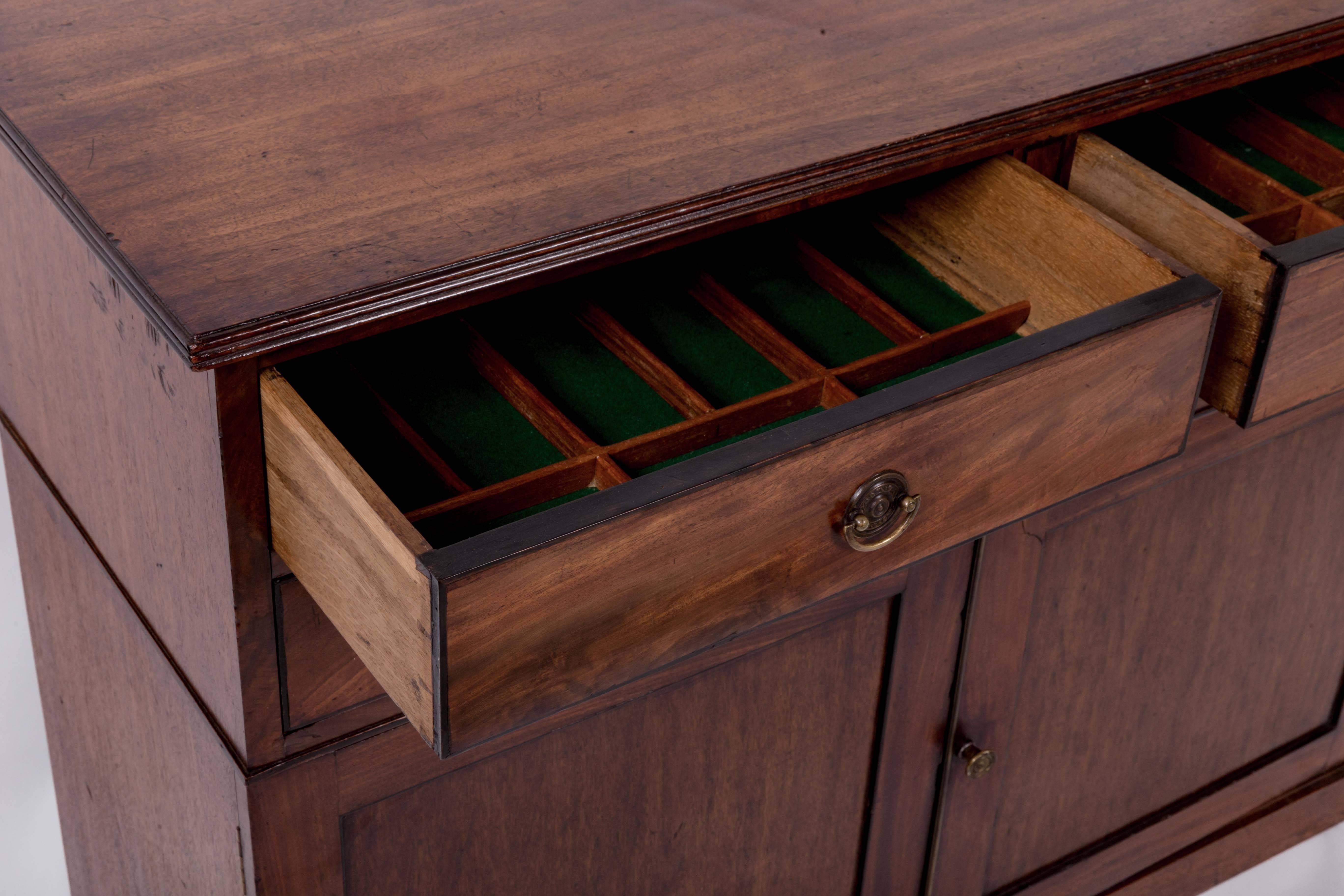 Early 19th Century Mahogany Storage Cabinet, England, circa 1820 1