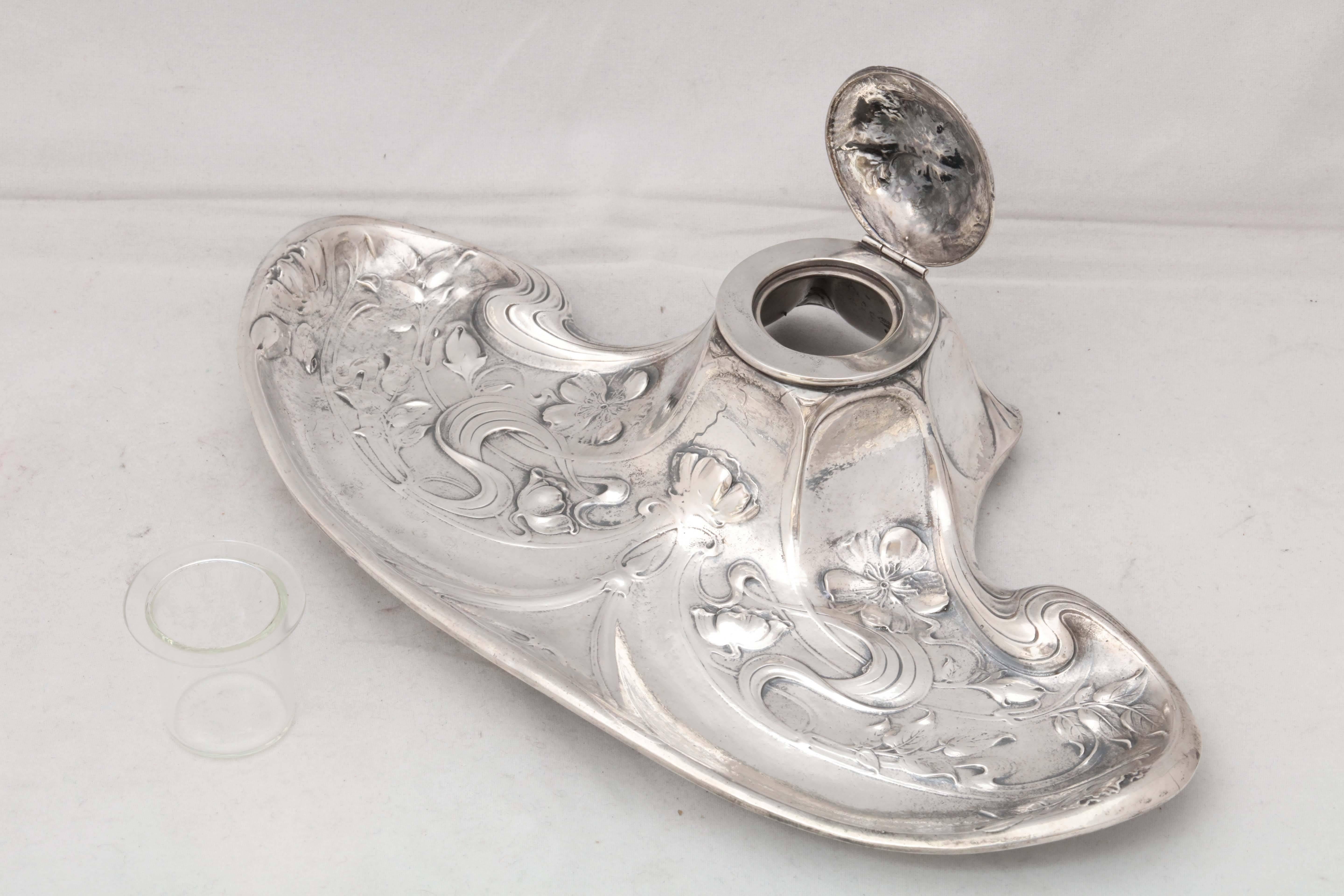 Rare Sterling Silver Art Nouveau Gorham Martele Footed Inkstand with Hinged Lid In Excellent Condition For Sale In New York, NY