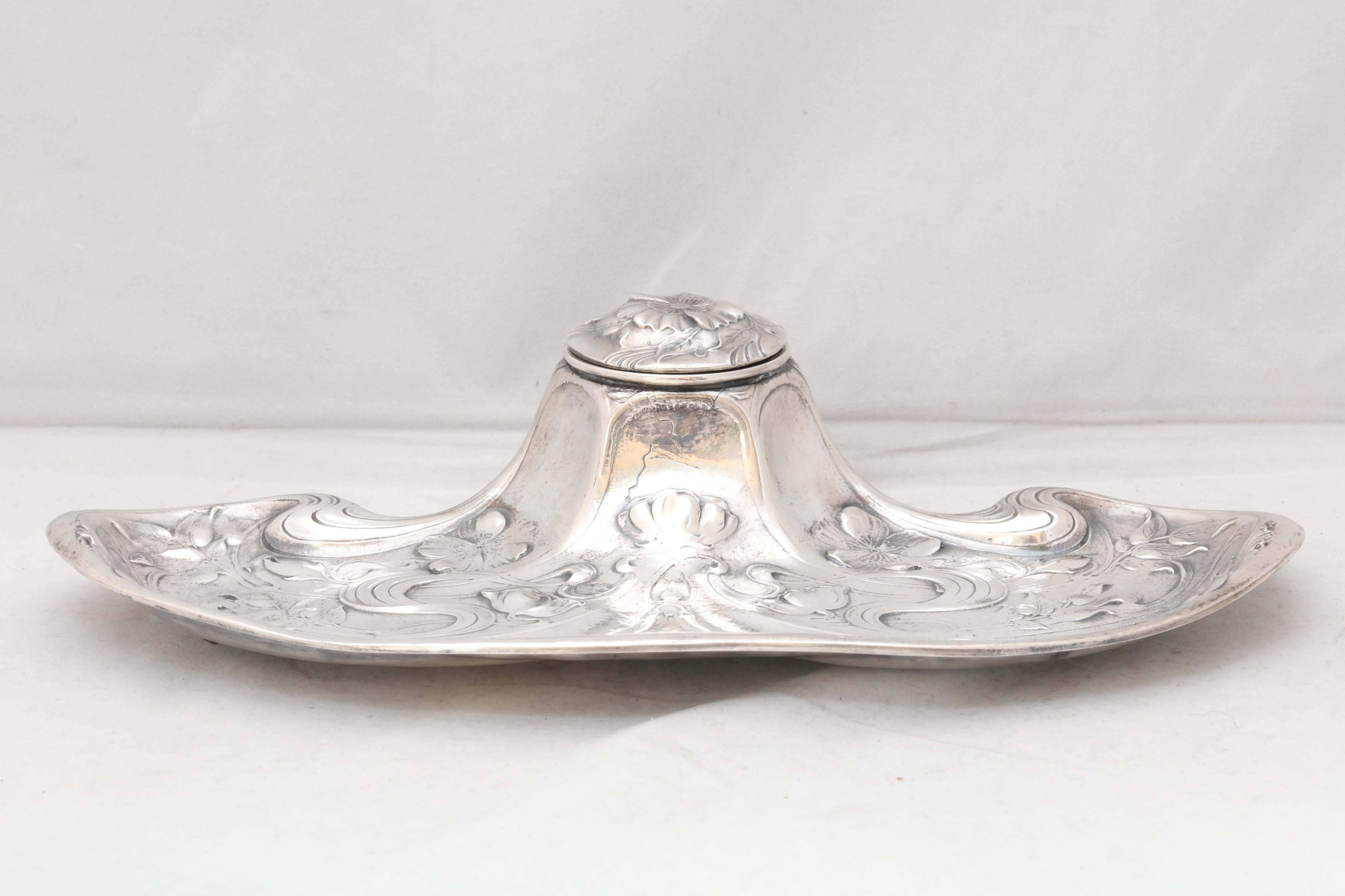 Raro tintero con pie Gorham Martele de plata de ley Art Nouveau con tapa abatible en venta 3