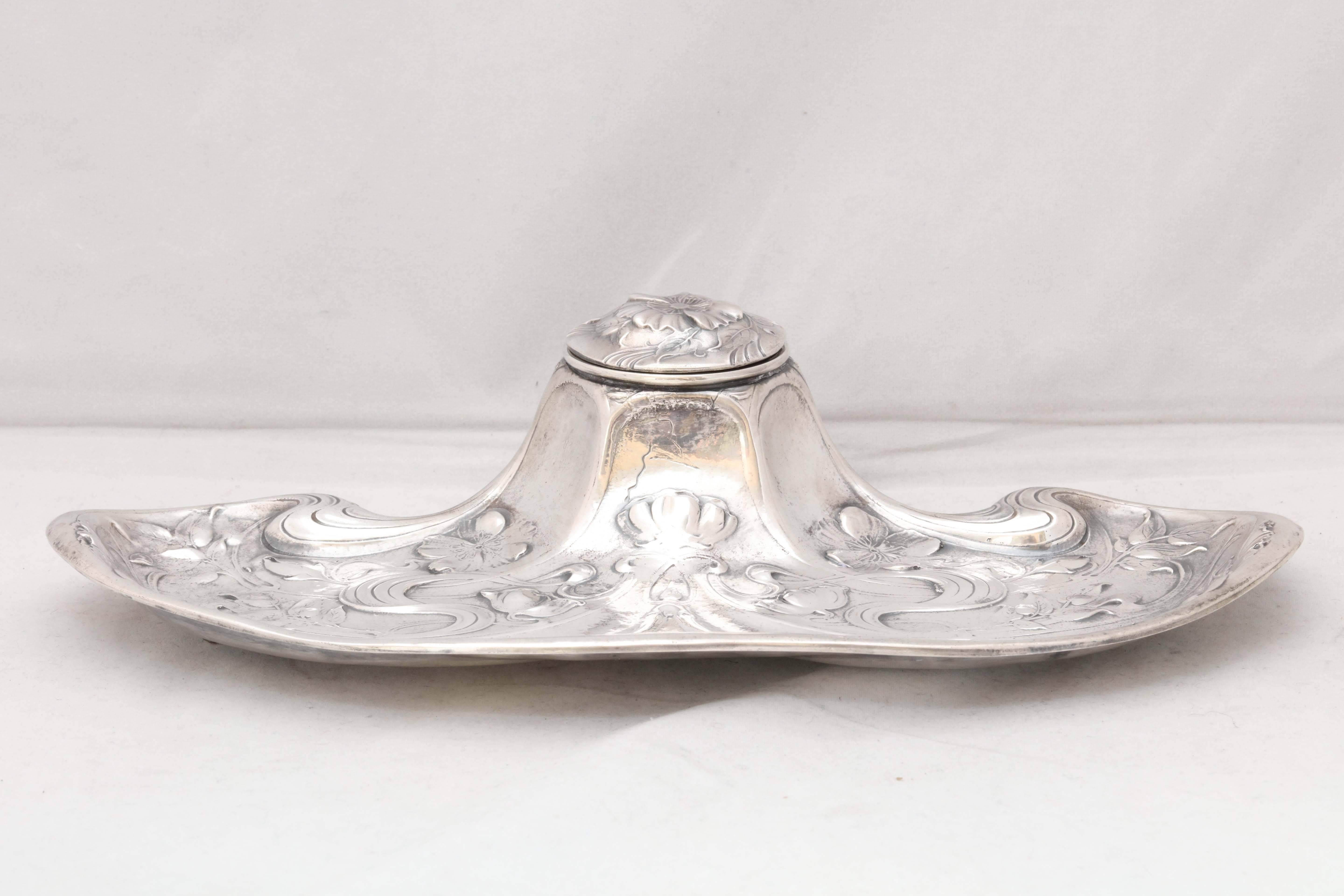 Rare encrier à pied en argent sterling Art Nouveau Gorham Martele avec couvercle à charnière en vente 2