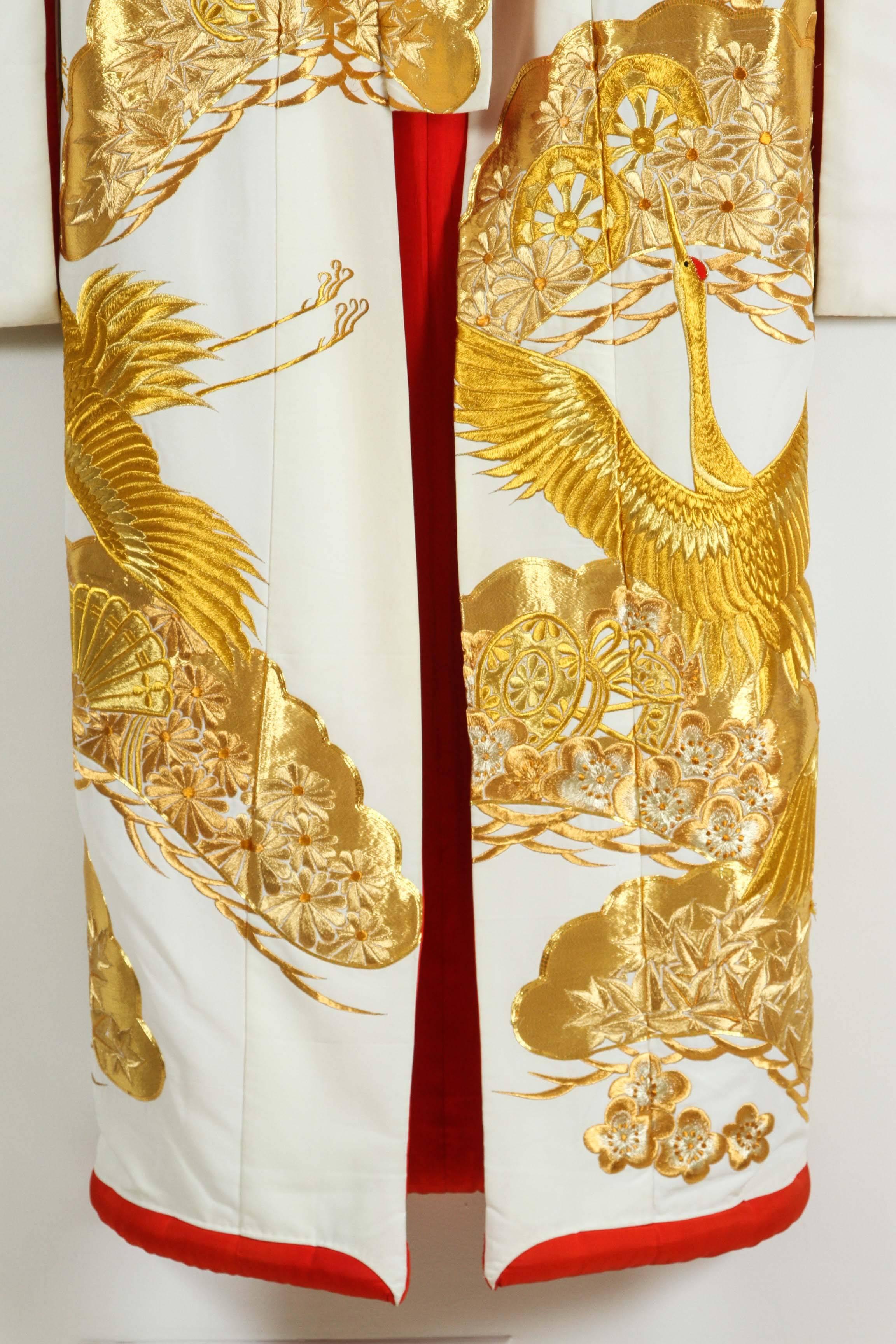 Vintage Collectable Japanese White and Gold Silk Ceremonial Kimono In Good Condition In North Hollywood, CA