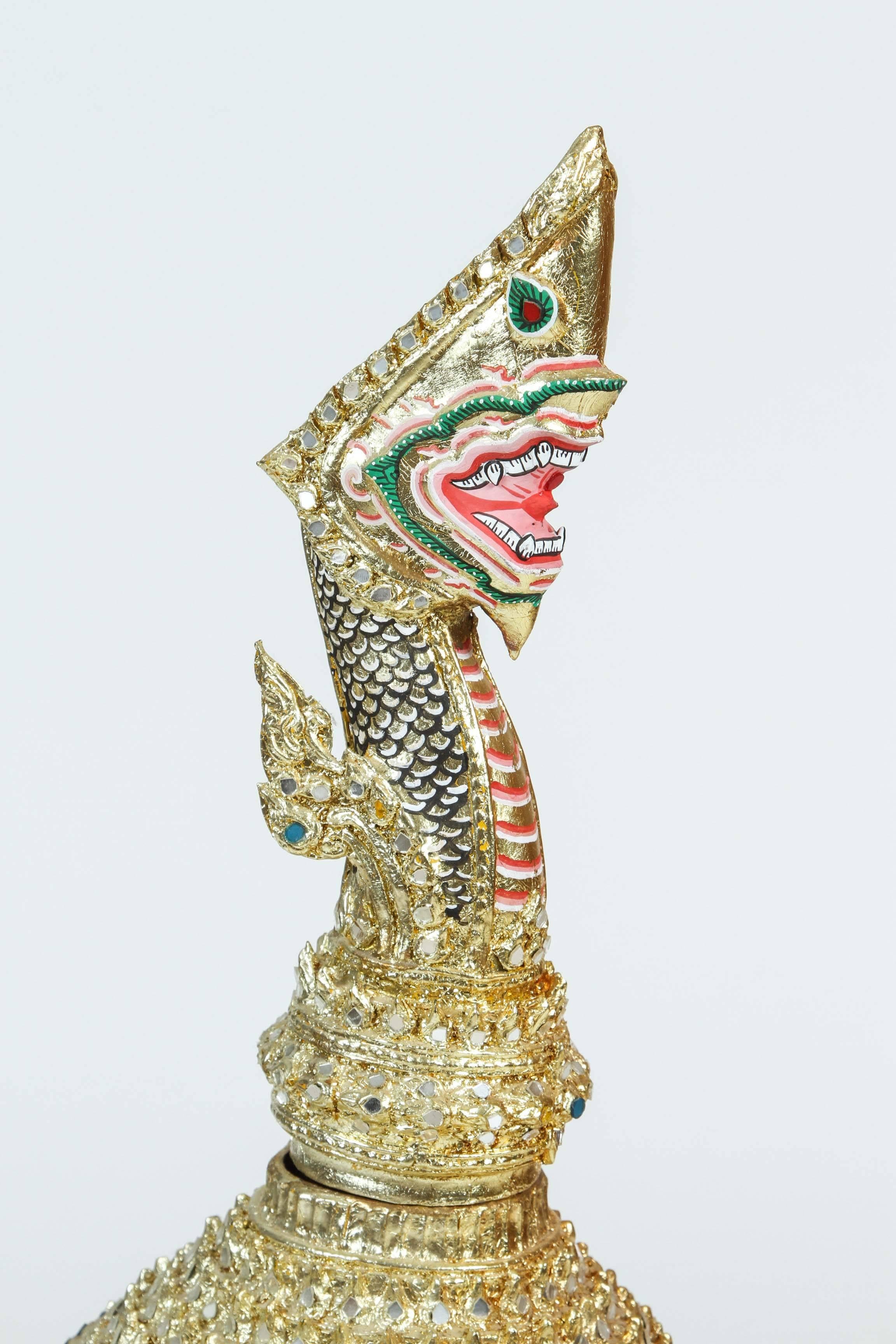 Vergoldete thailändische Demon-Maske-Tänzer-Kopfschmuck Krone (20. Jahrhundert) im Angebot
