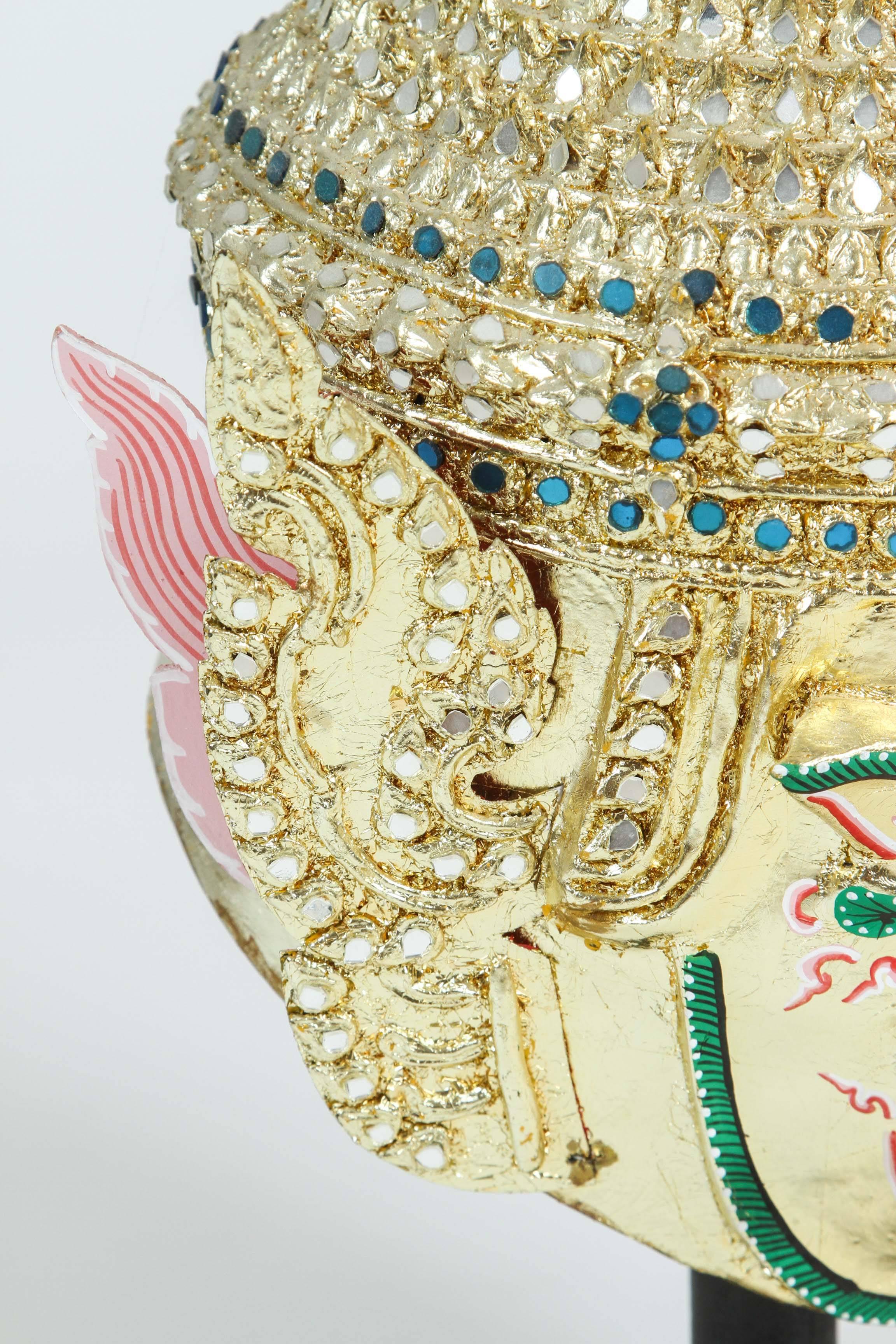 Vergoldete thailändische Demon-Maske-Tänzer-Kopfschmuck Krone (Vergoldetes Holz) im Angebot