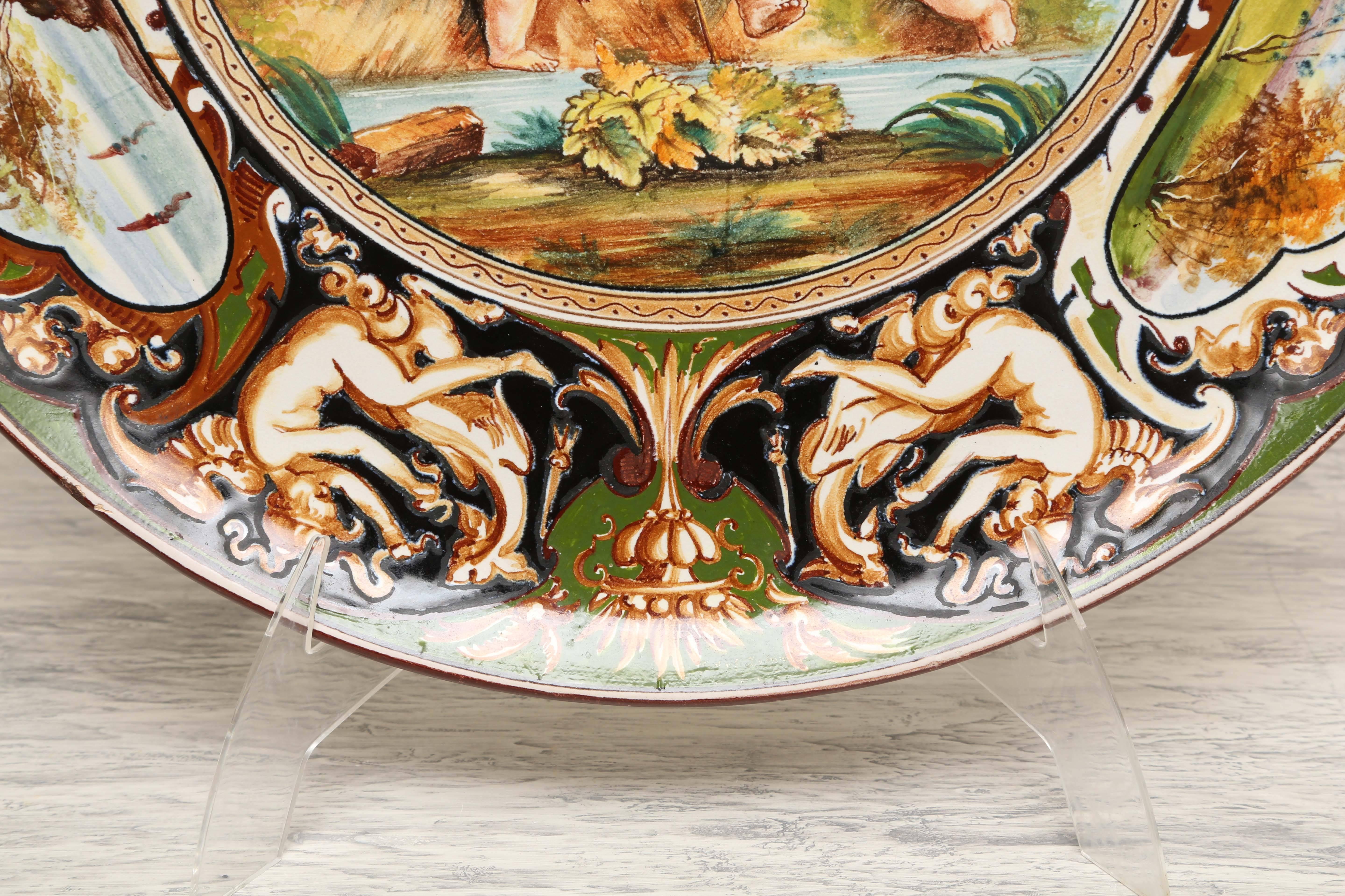 XIXe siècle Grande assiette de présentation Putti en majolique du 19ème siècle en vente