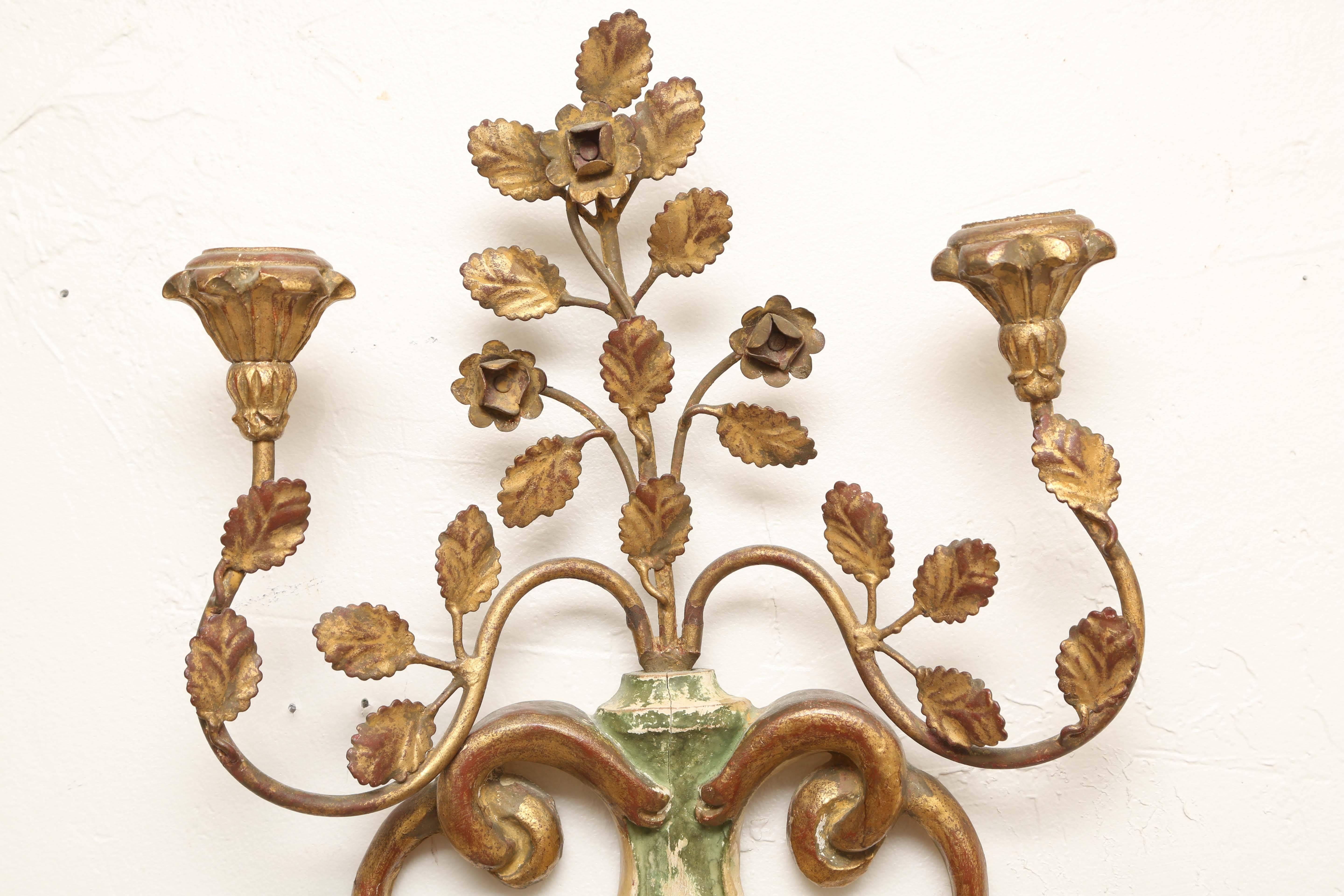 Italian Pair of Palladio Giltwood and Metal Urn Shape Sconces For Sale
