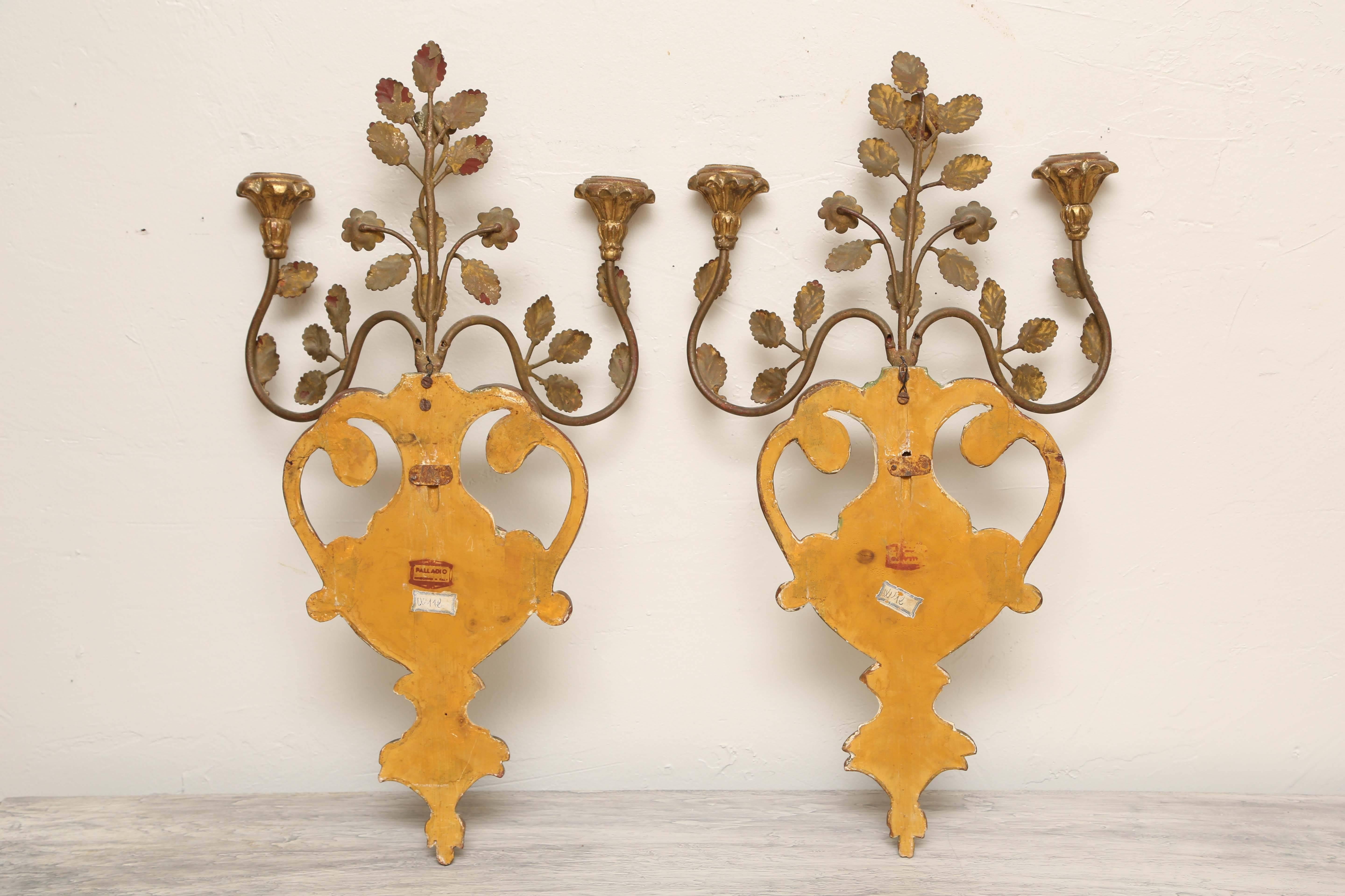 20th Century Pair of Palladio Giltwood and Metal Urn Shape Sconces For Sale