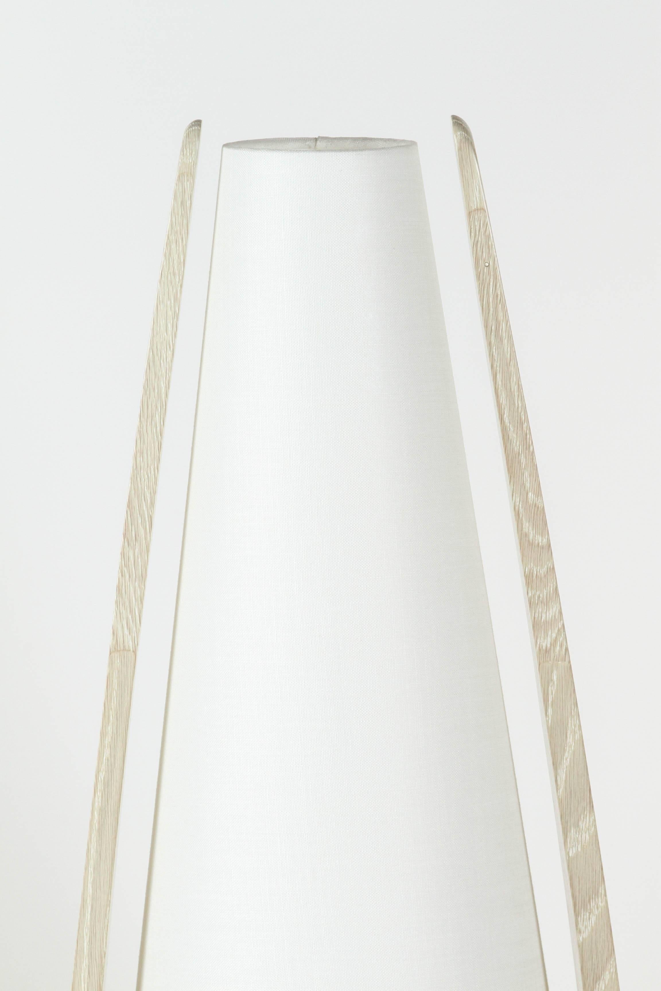 Mid-Century Modern Wishbone Table Lamp in Gray Ceruse Oak For Sale
