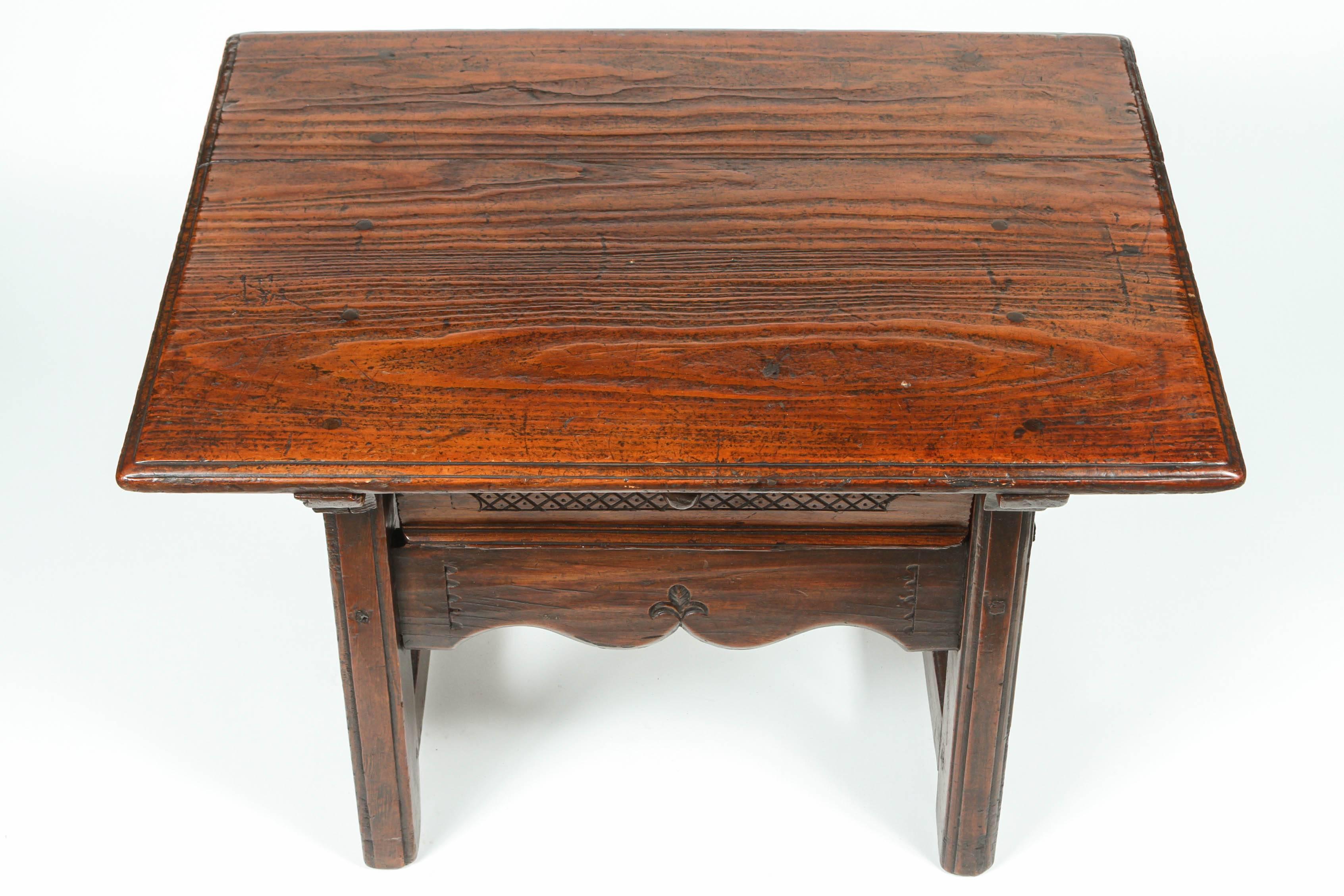 Small Spanish Colonial Table with Drawer, 19th Century In Excellent Condition For Sale In Los Angeles, CA