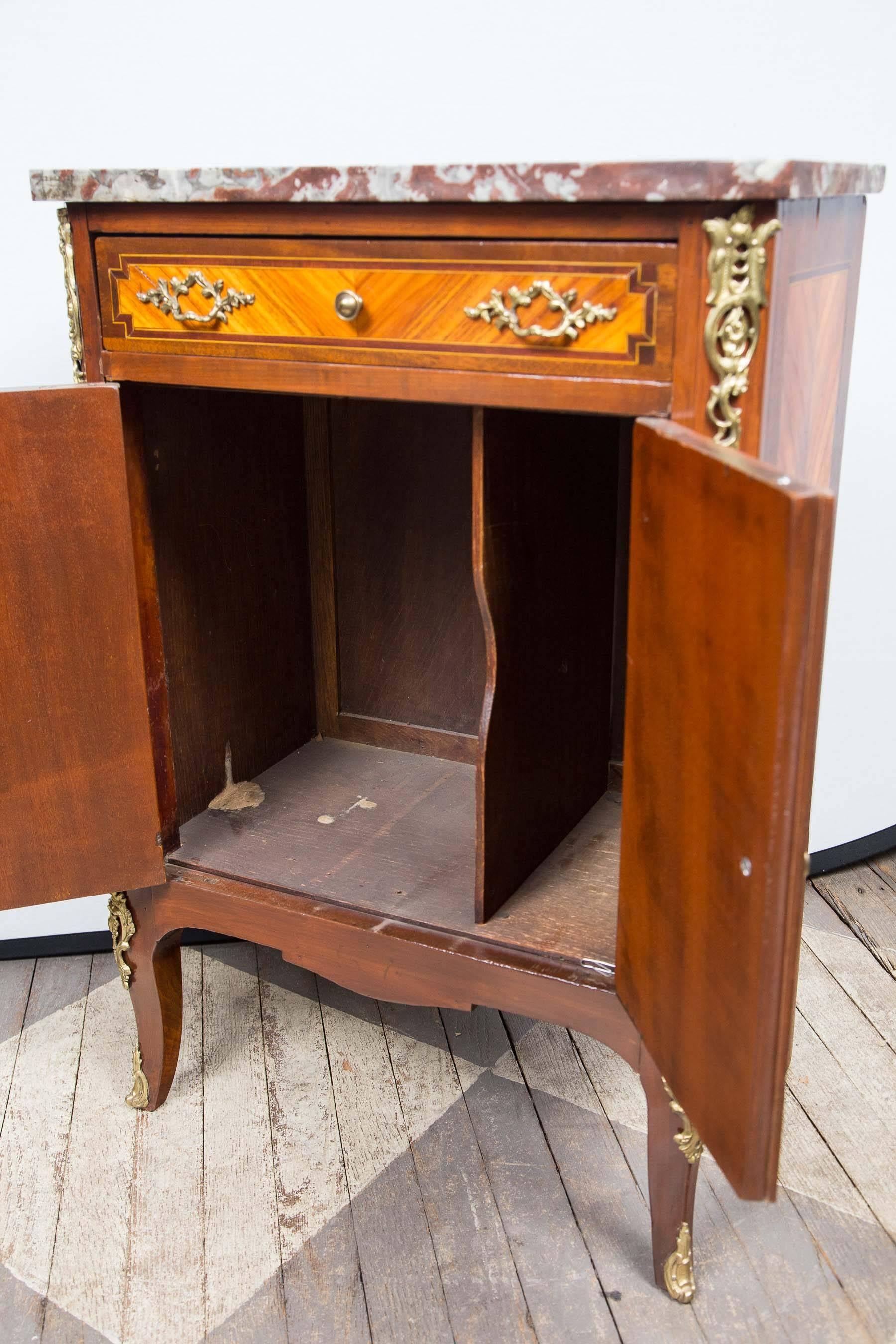 Inlaid Louis XV Style Small Double Door Marquetry Cabinet In Good Condition For Sale In Woodbury, CT