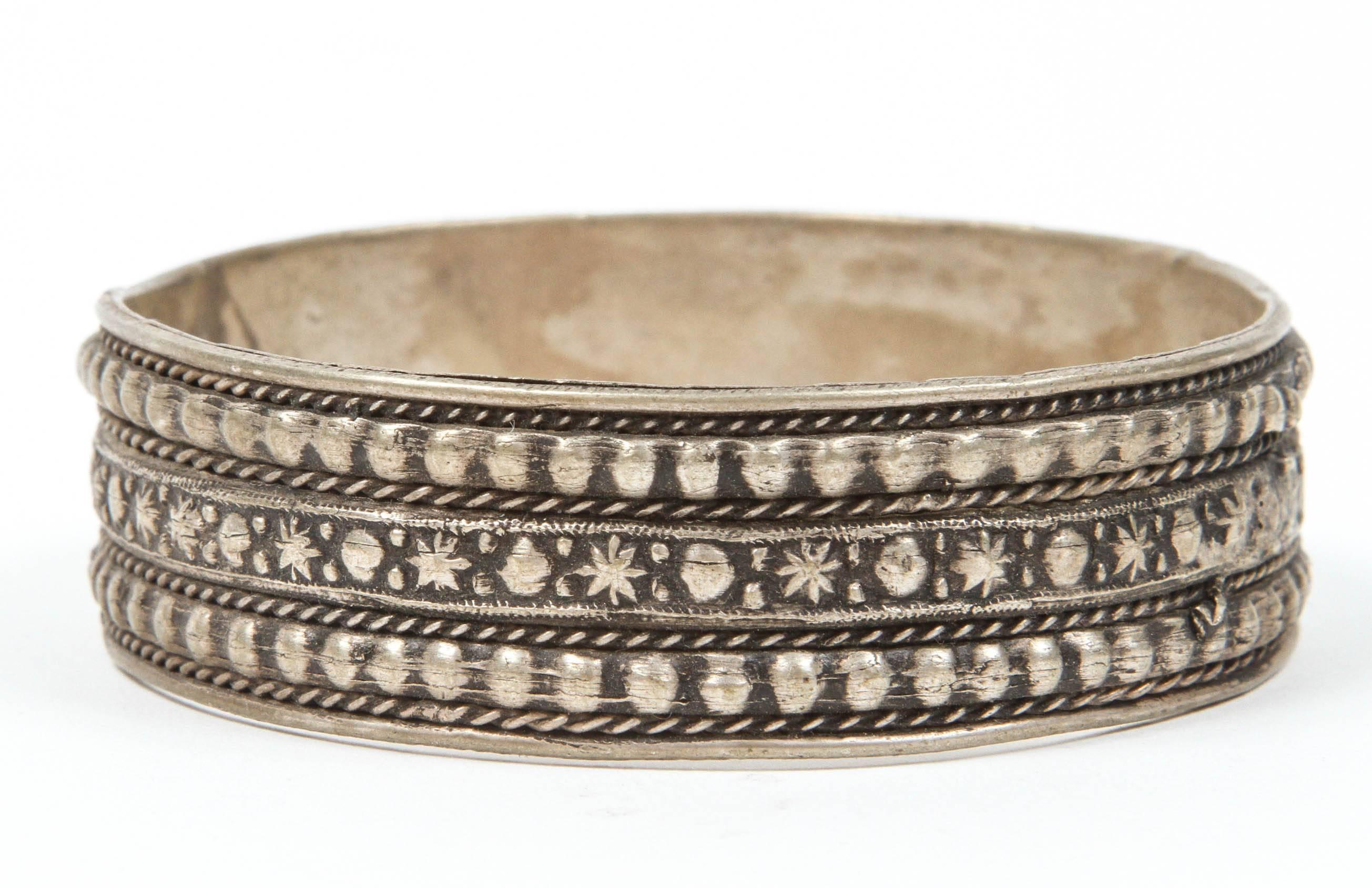Marokkanisches Silberarmband aus bernsteinfarbenem Stammesleder (Handgeschnitzt) im Angebot
