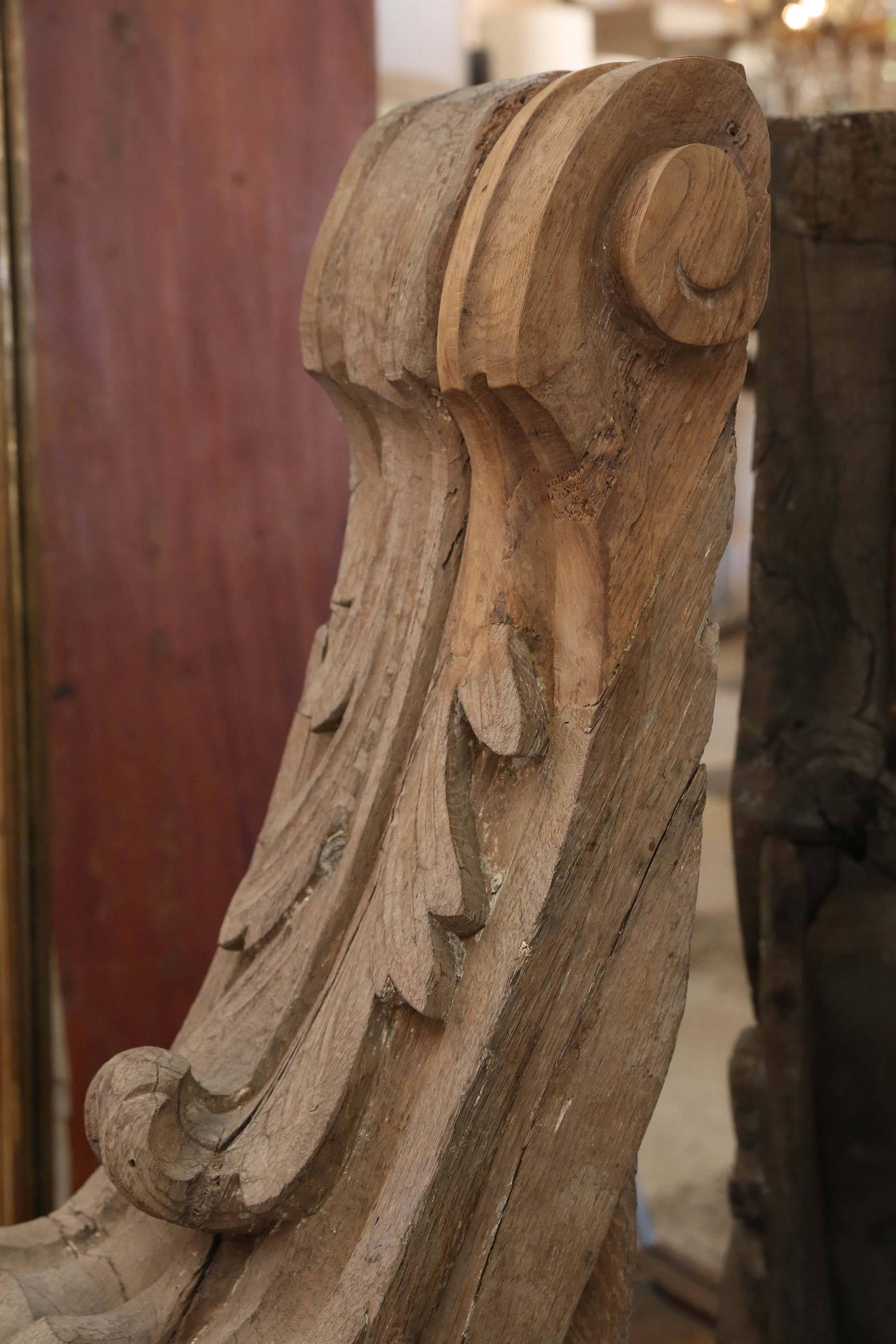 Large medium brown color oak corbel. Hand-carved with carved acanthus leaf motif, circa 1880, France.