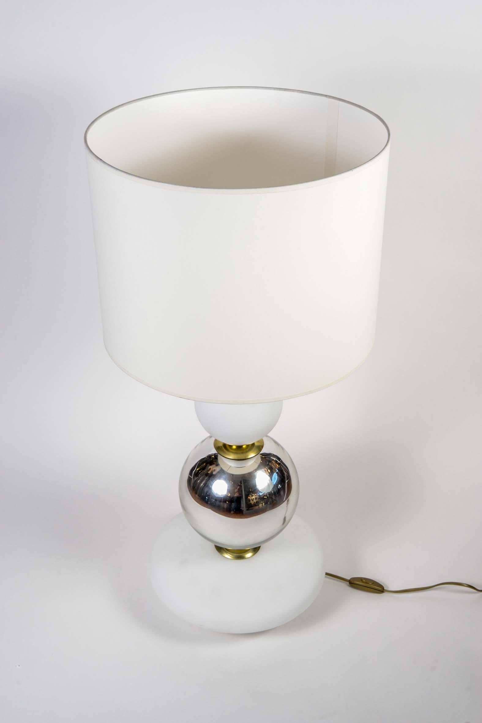 White and Chrome Pair of Glass Table Lamps In Excellent Condition In Saint-Ouen, IDF