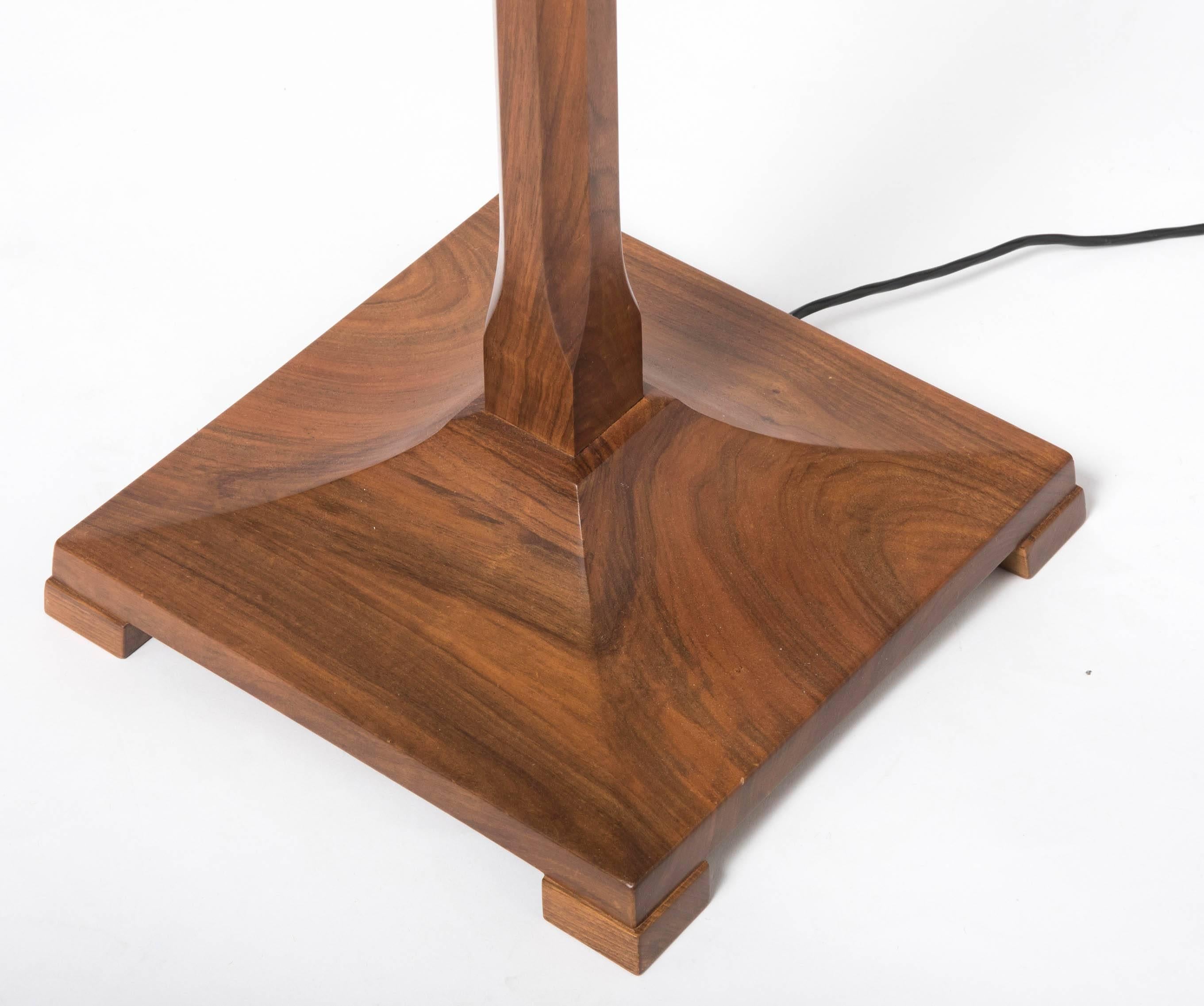 A walnut standard lamp attributed to Edward Barnsley. (1900-1987).
The central shaft of octagonal form on a square base with blocked little feet, 
England, circa 1940.
Measures: 143 cm high x 29 cm wide x 29 cm deep.
  