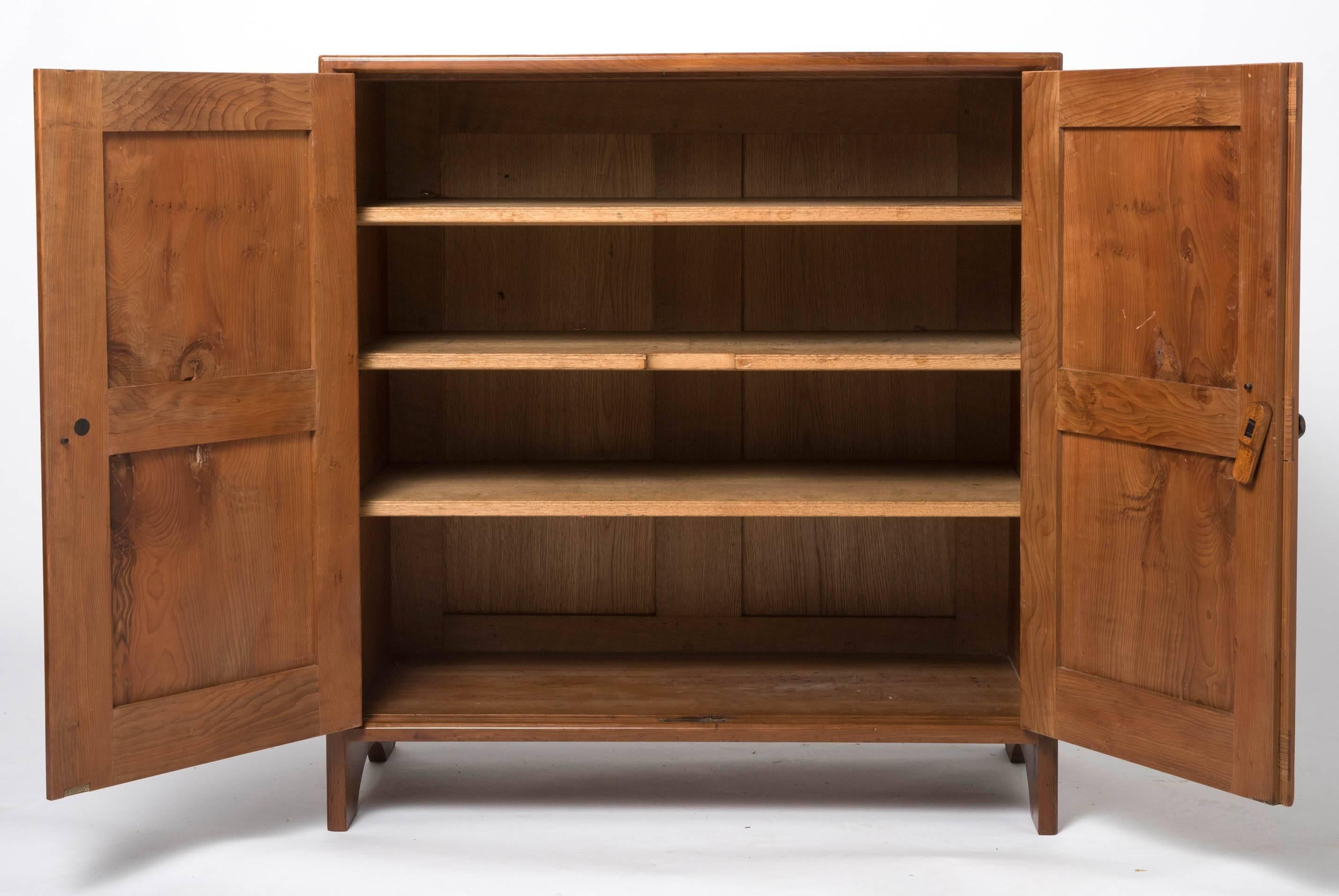 A rare yew cupboard by Edward Barnsley (1900-1987).
The top displaying open dovetails.
The twin hinged front doors with panelling. Carved handles.
Slightly tapering feet.
The interior with adjustable shelves,
England, circa 1930.
Measures: 83 cm