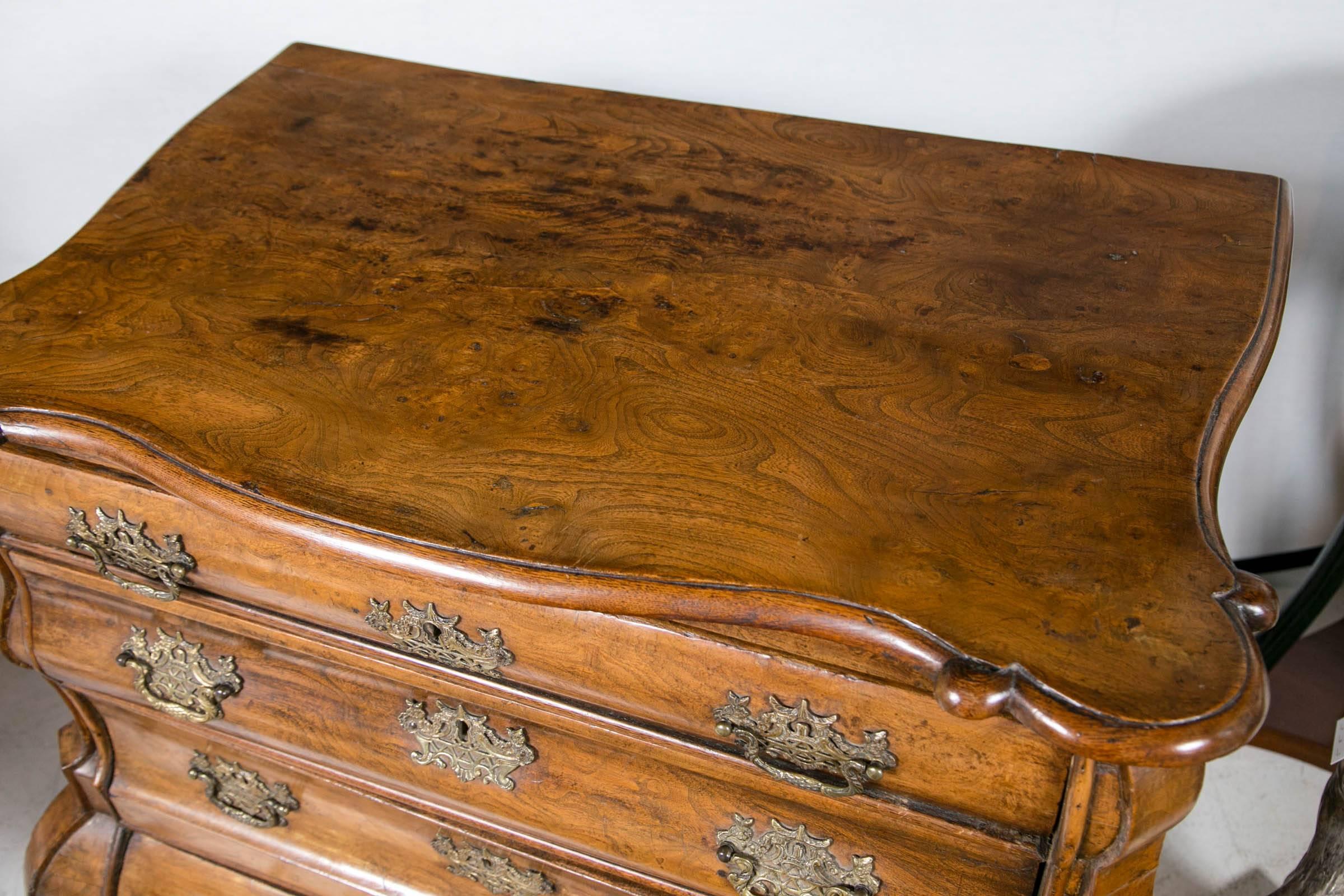 18th Century Walnut Bombe Chest In Good Condition For Sale In Stamford, CT
