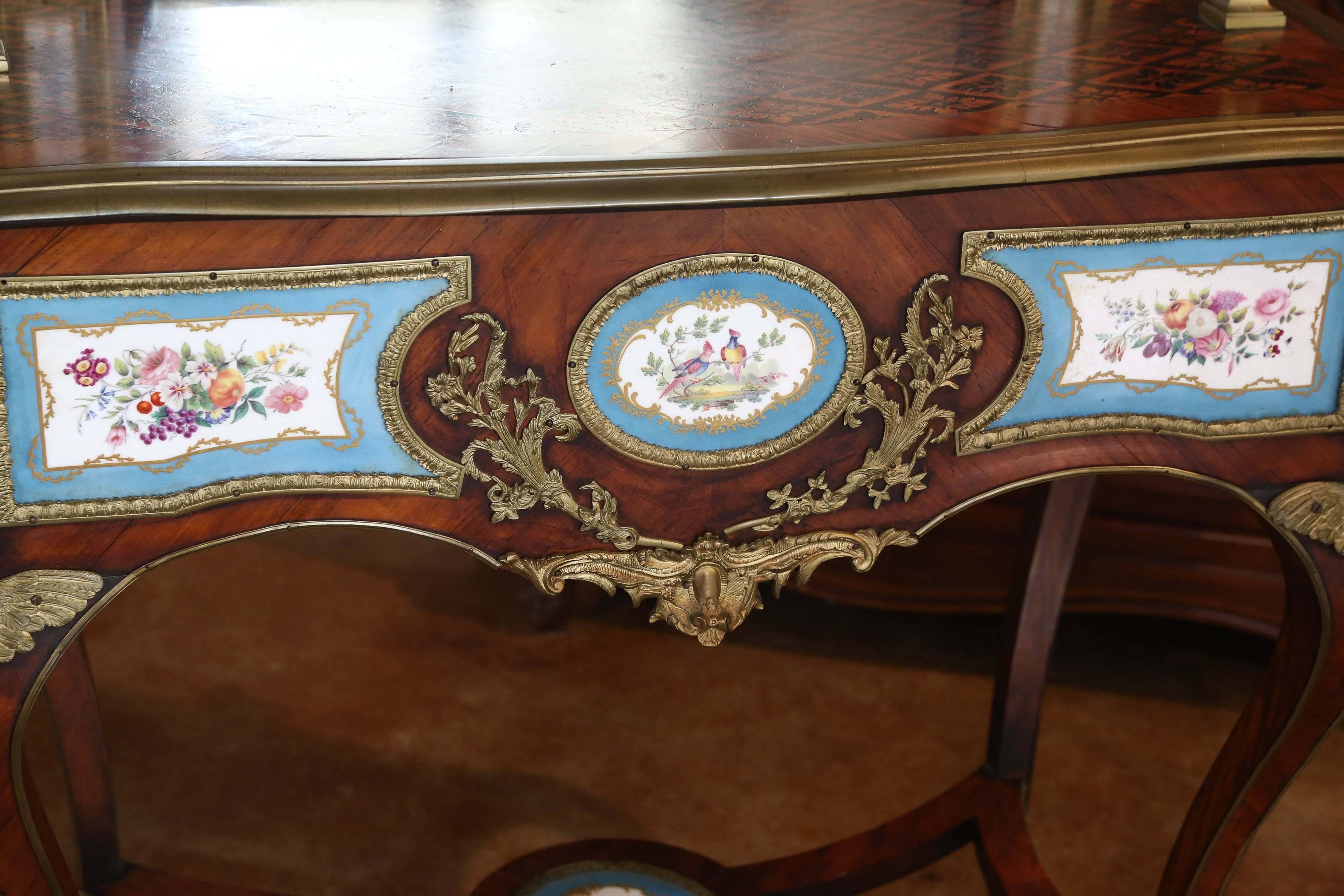 Louis XVI Ancienne table de toilette française Louis XV avec montures en bronze doré et camées en porcelaine en vente