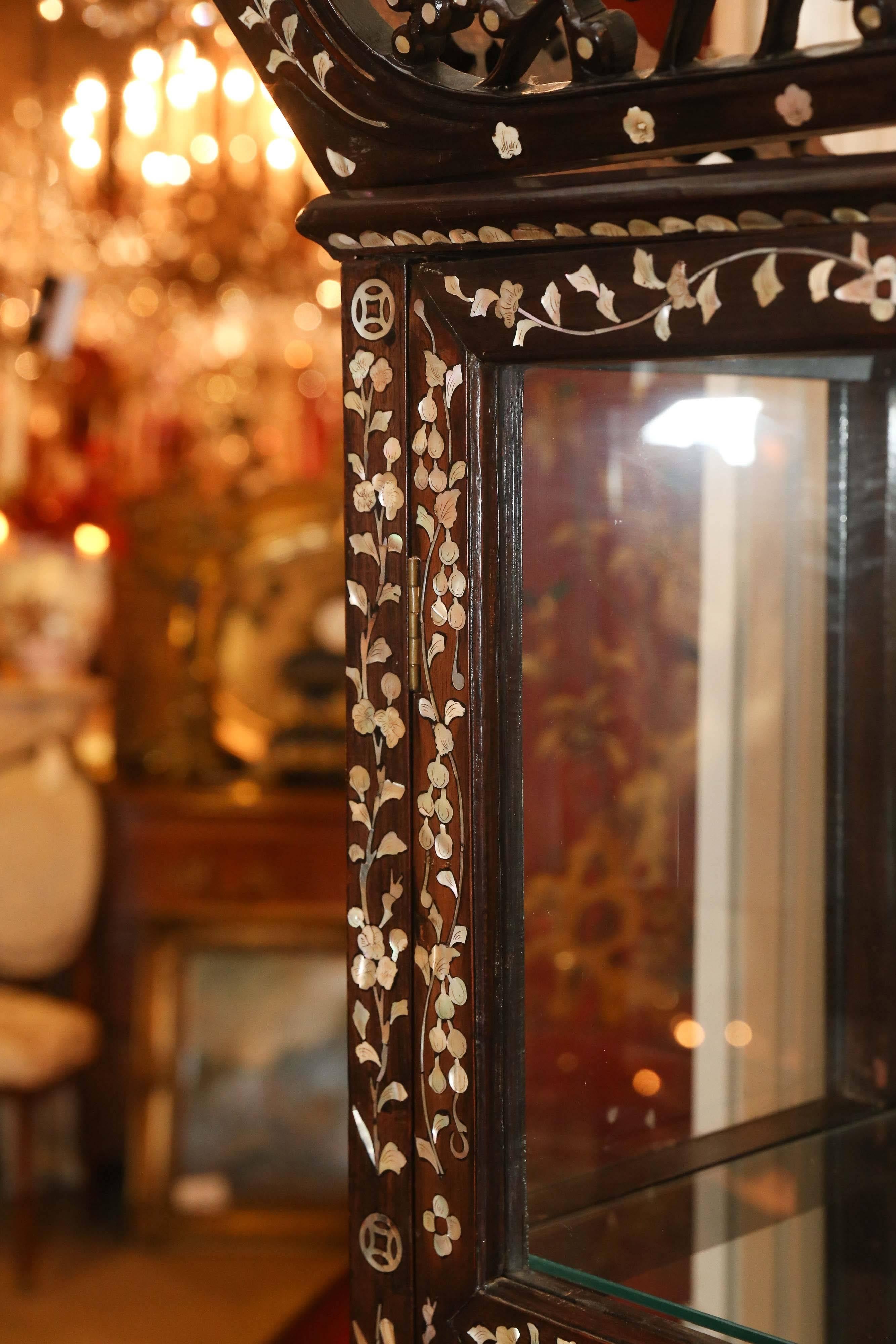 Chinois vitrine chinoise du 19ème siècle Marqueterie de nacre et bois ébénisé