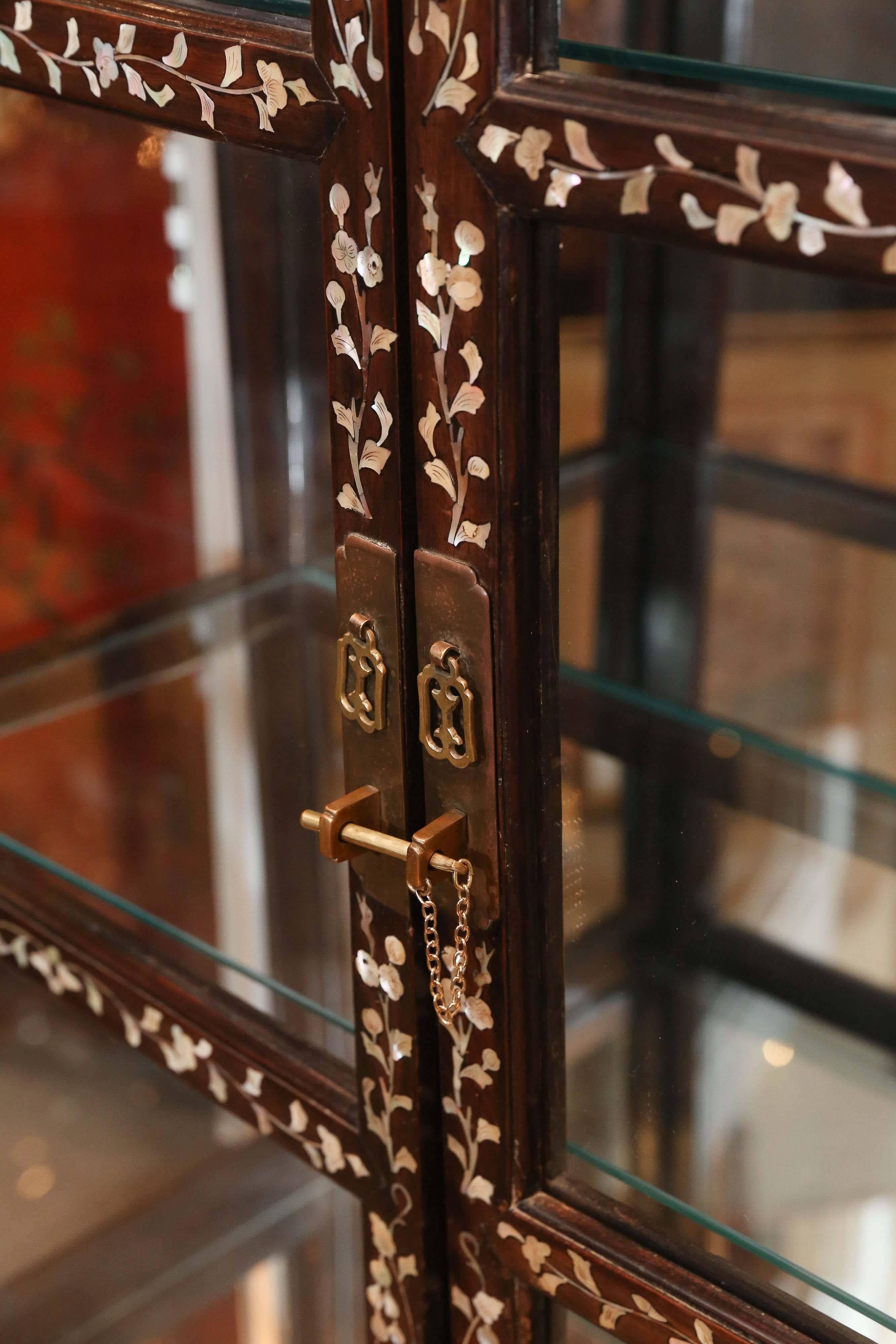 Ébénisé vitrine chinoise du 19ème siècle Marqueterie de nacre et bois ébénisé