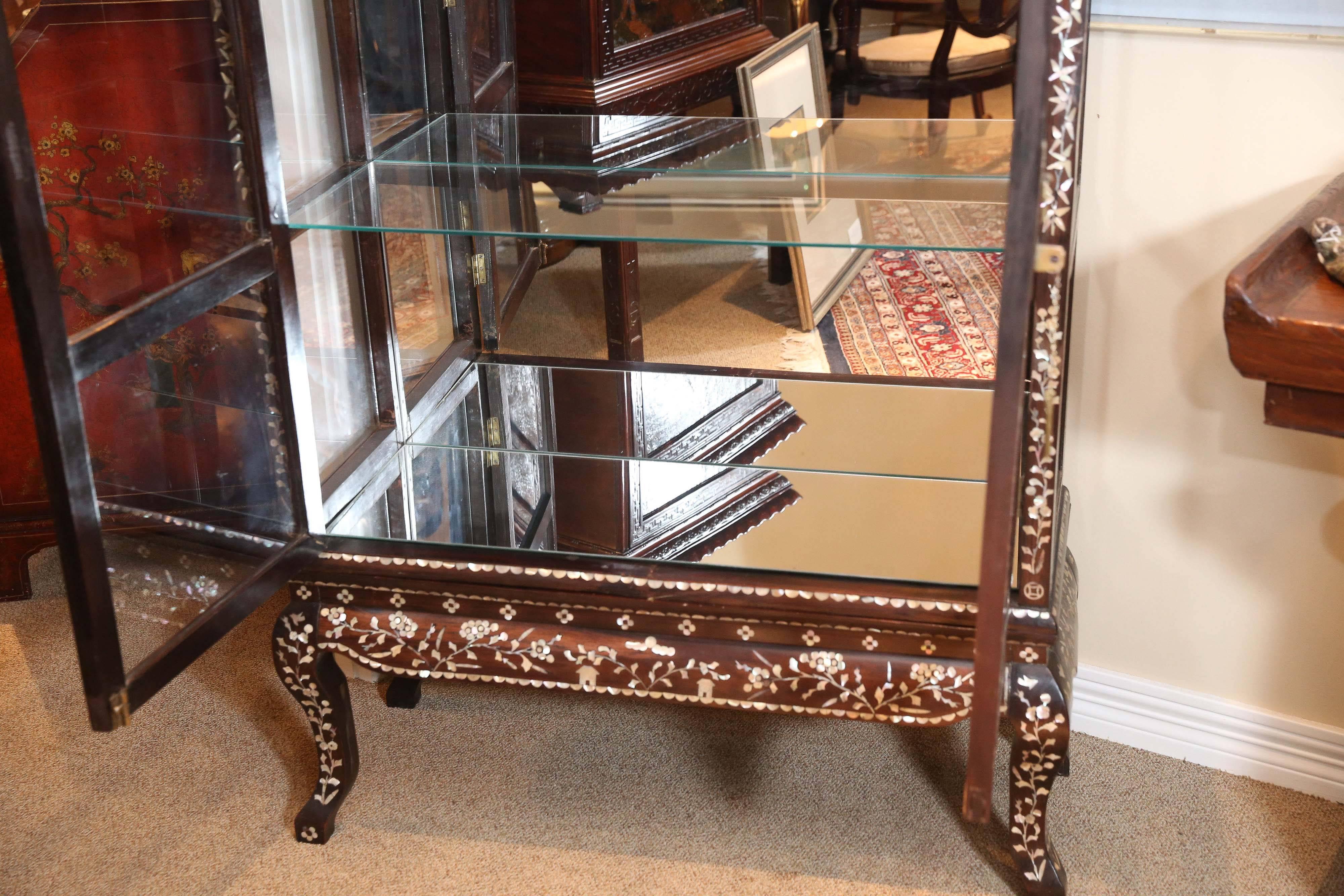 Bois vitrine chinoise du 19ème siècle Marqueterie de nacre et bois ébénisé