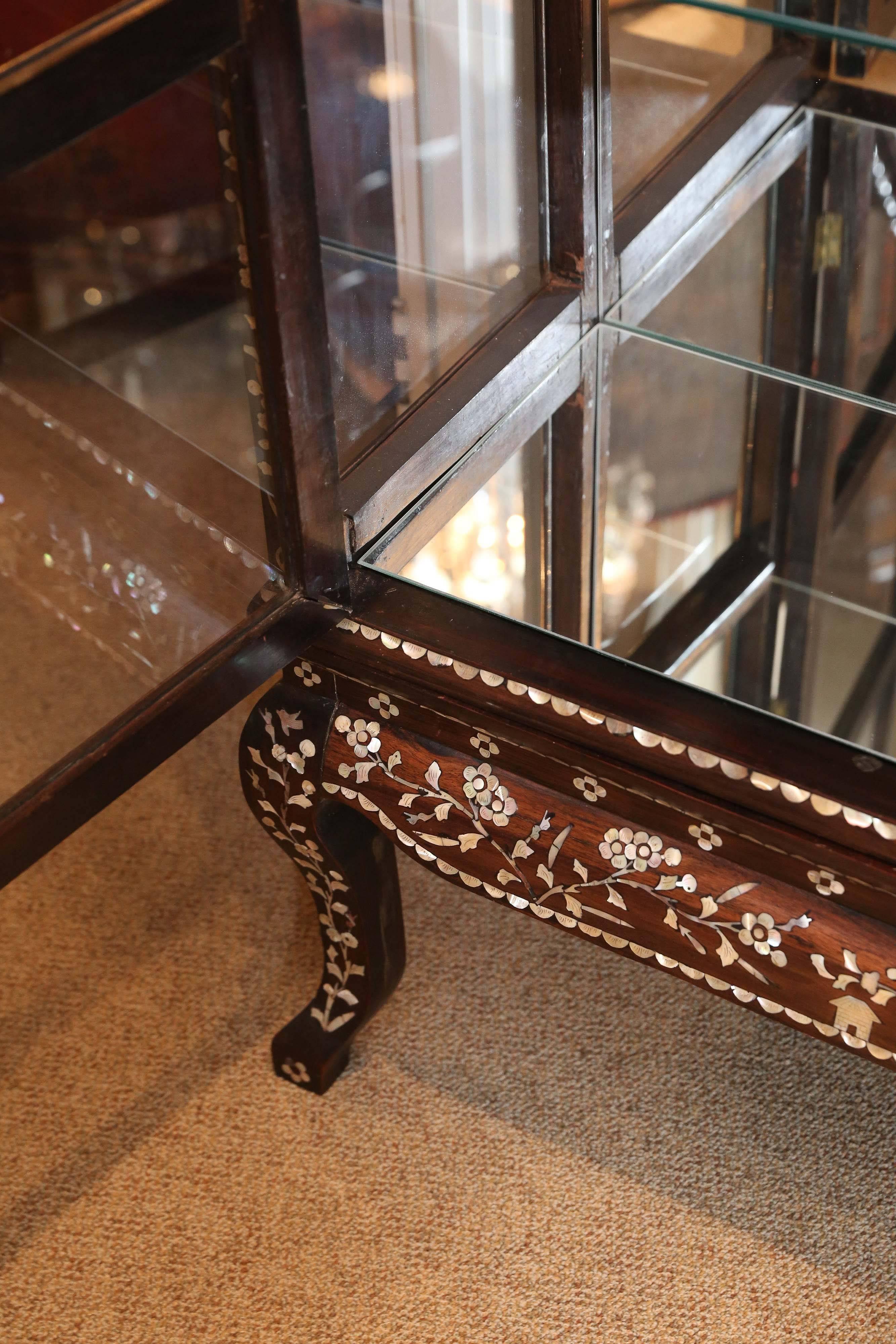 vitrine chinoise du 19ème siècle Marqueterie de nacre et bois ébénisé 1