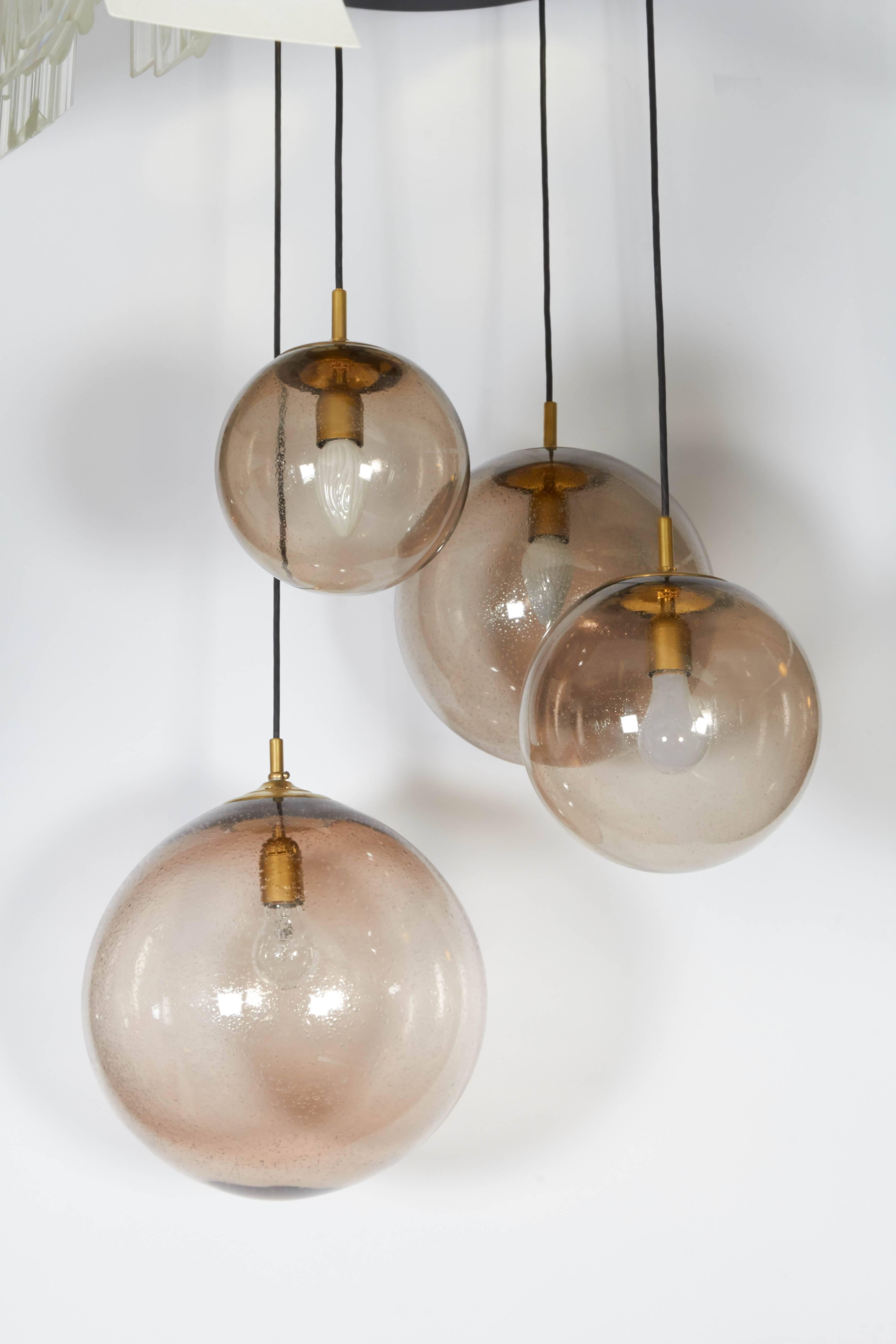 Néerlandais Lampe à suspension RAAK à quatre lumières avec globes en verre fumé en vente