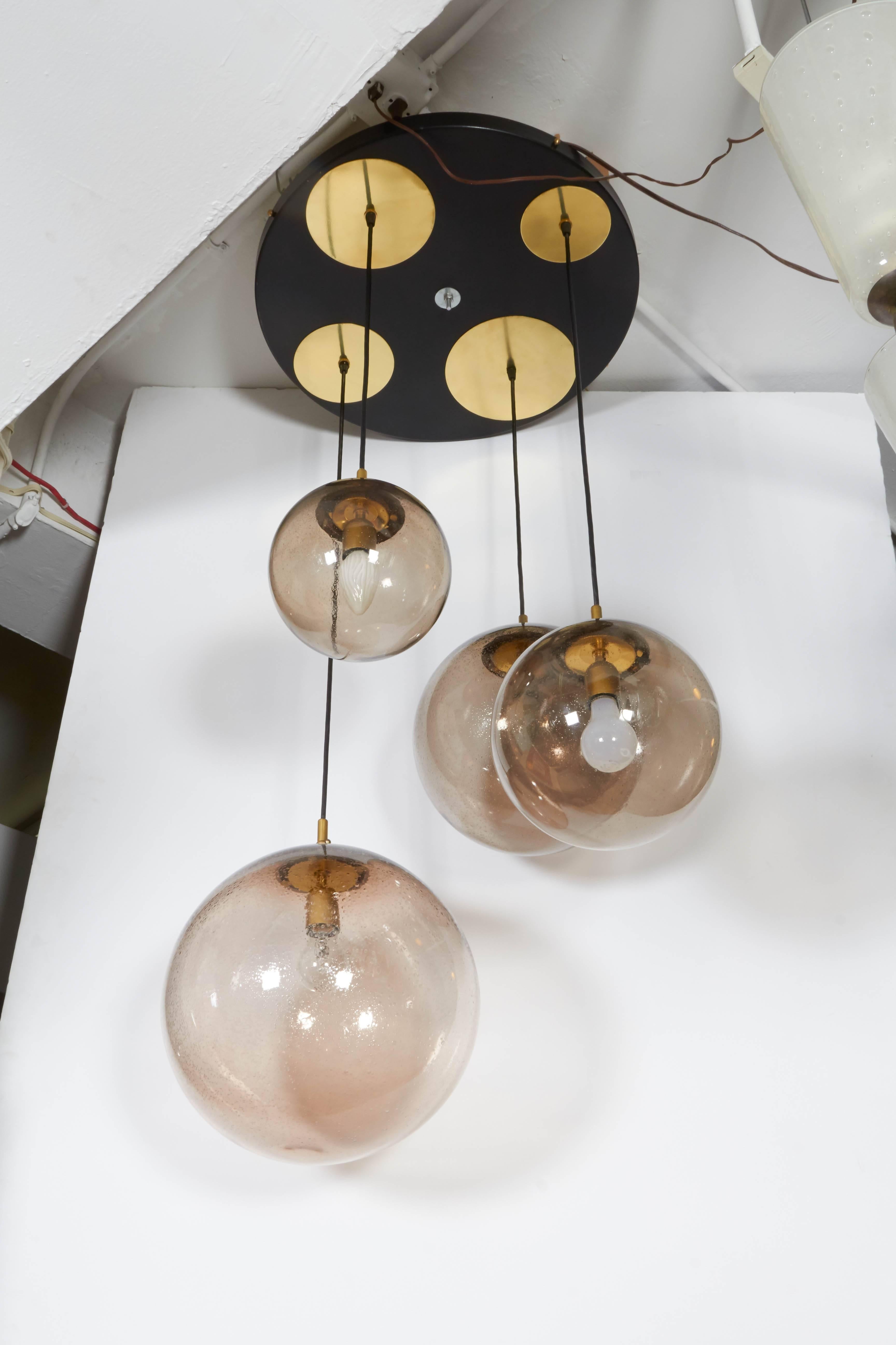 Peint Lampe à suspension RAAK à quatre lumières avec globes en verre fumé en vente