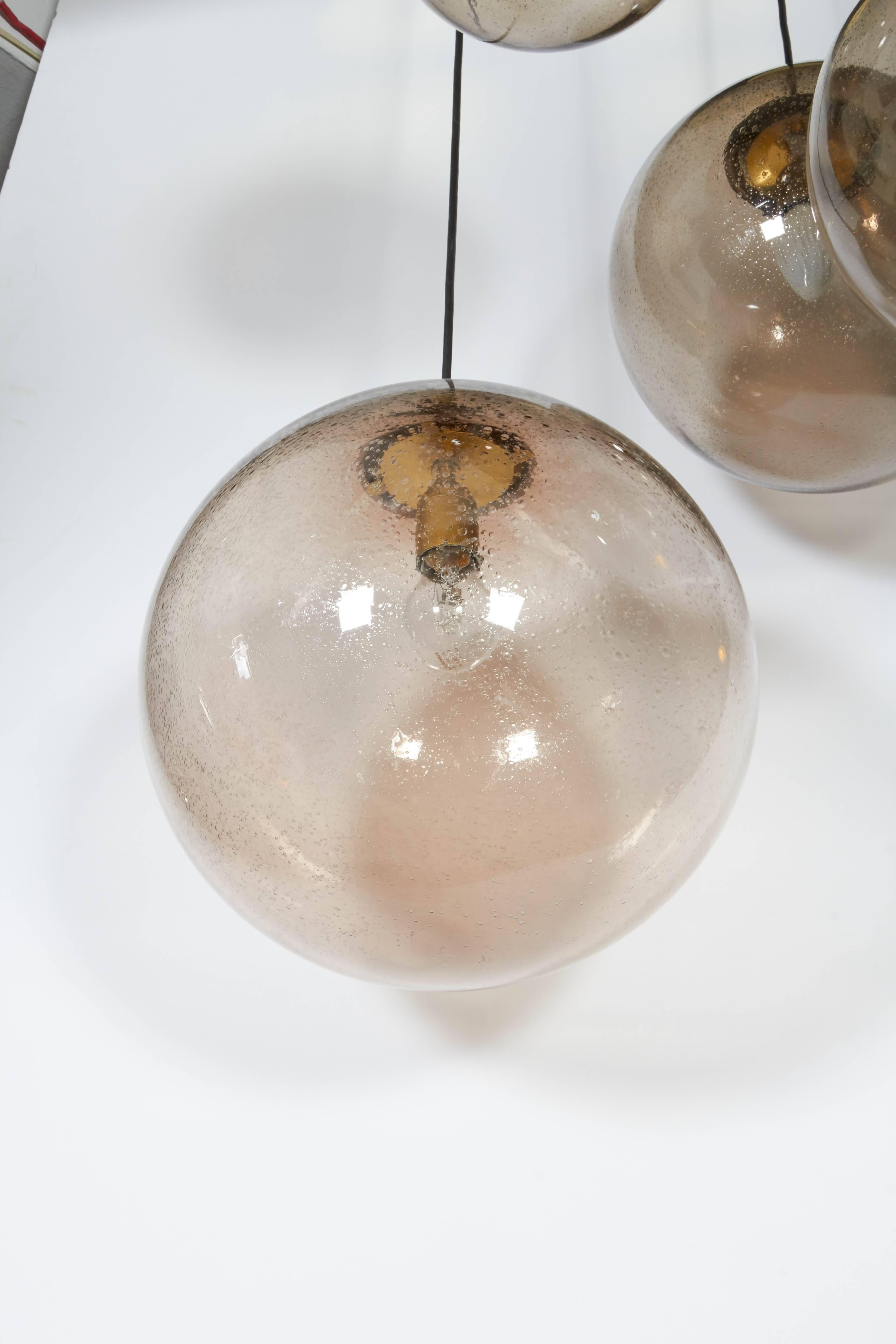 Milieu du XXe siècle Lampe à suspension RAAK à quatre lumières avec globes en verre fumé en vente