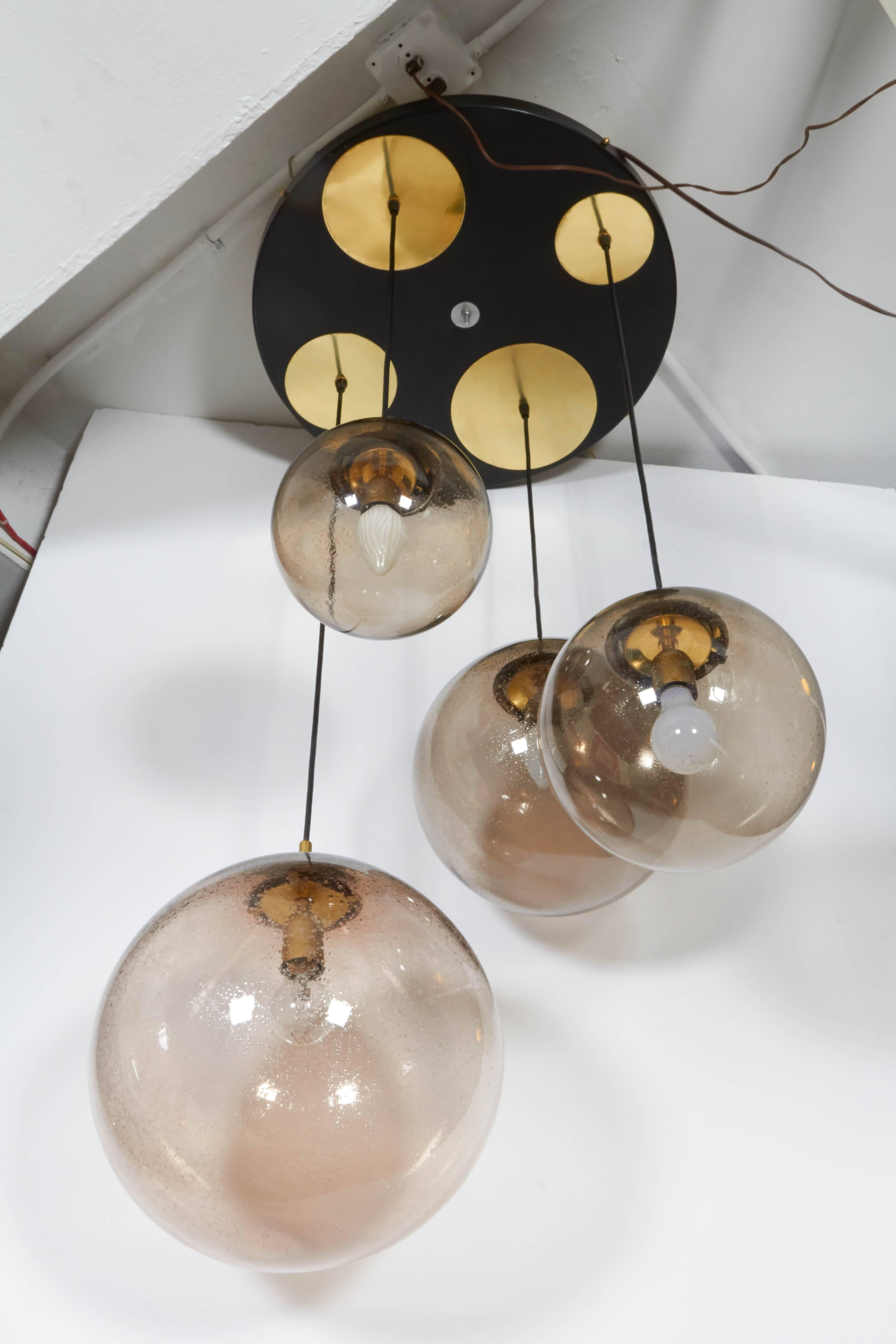 Verre fumé Lampe à suspension RAAK à quatre lumières avec globes en verre fumé en vente