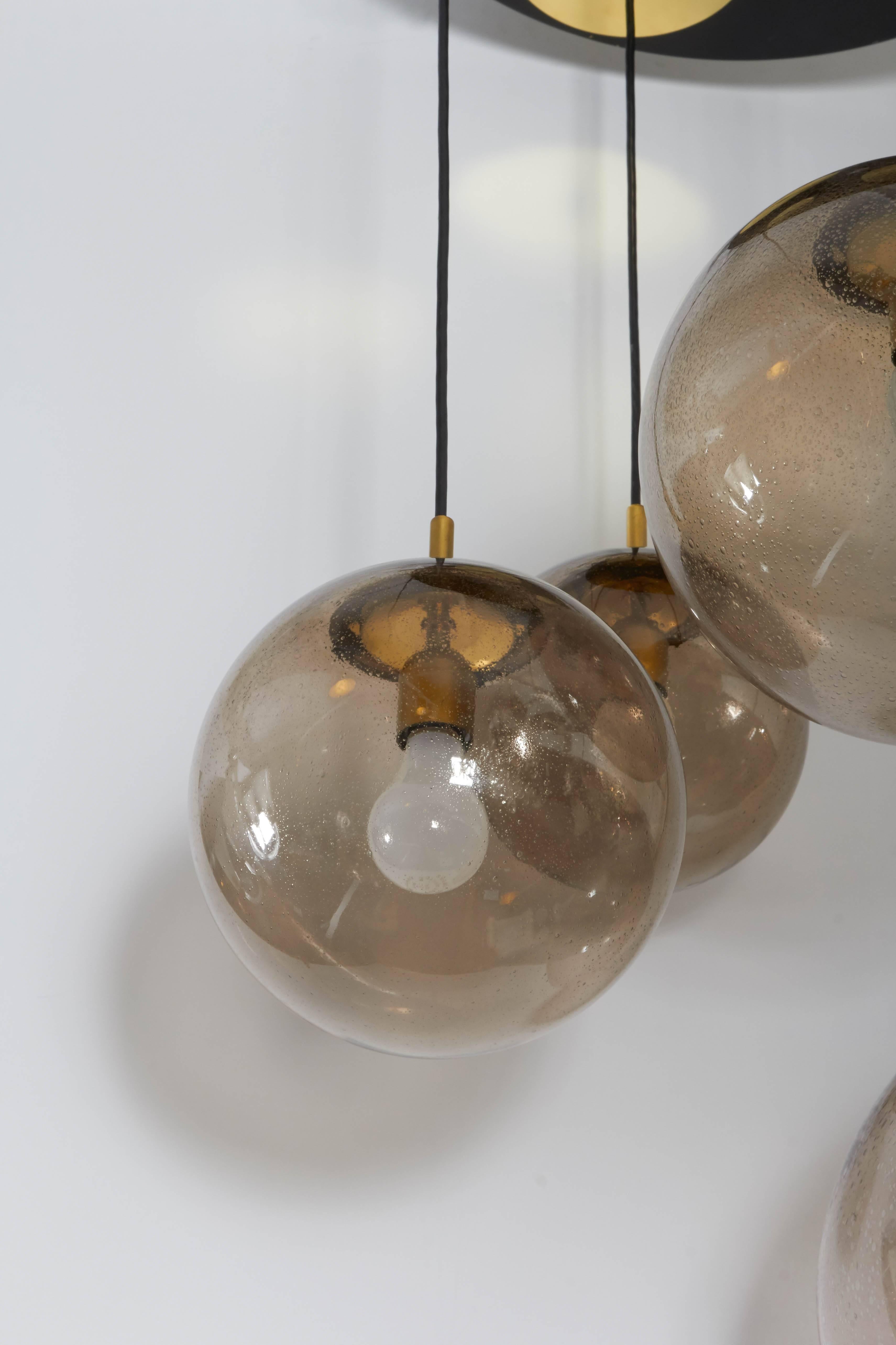 Lampe à suspension RAAK à quatre lumières avec globes en verre fumé en vente 1