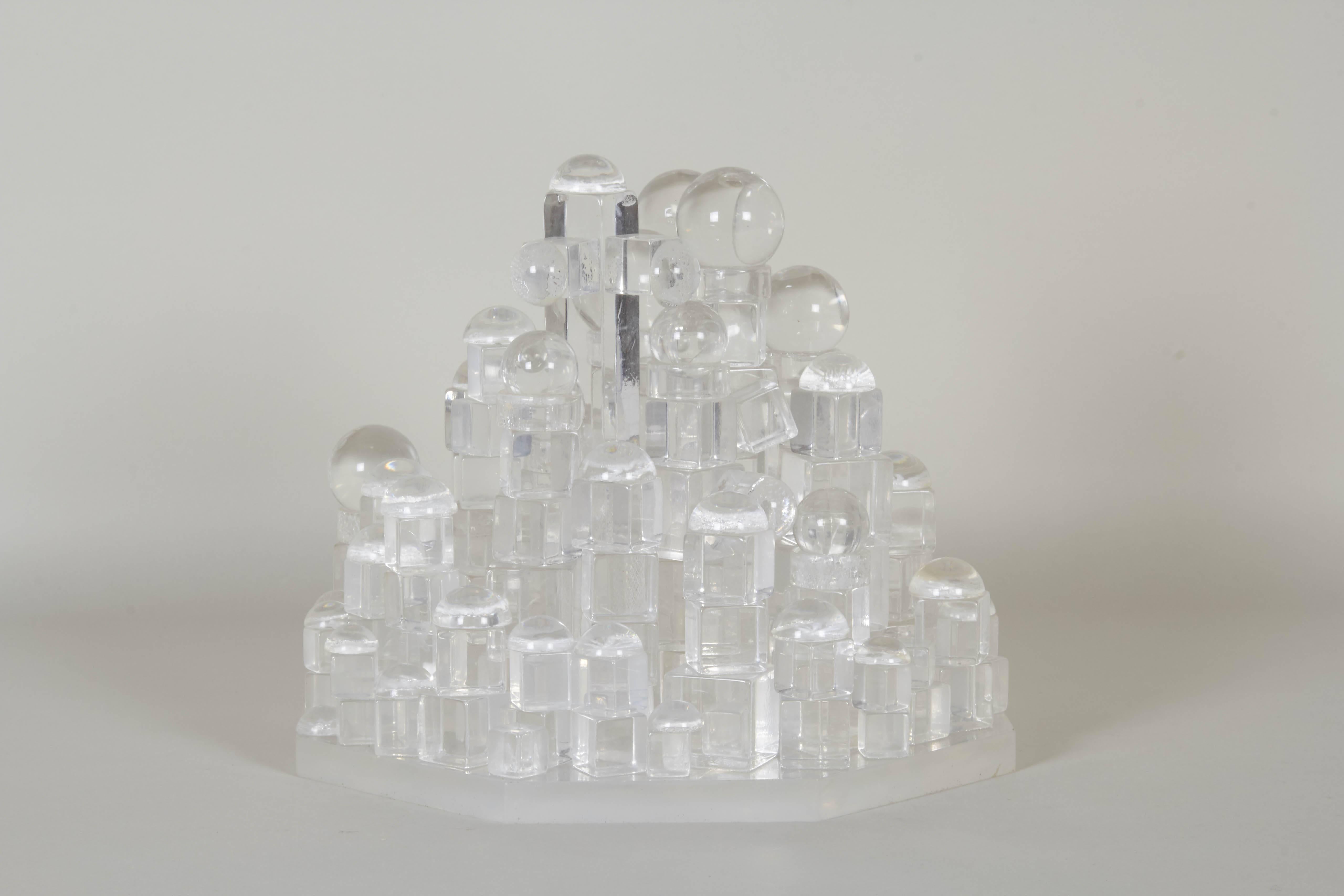 Modern Abstract Lucite Sculpture In Good Condition In New York, NY