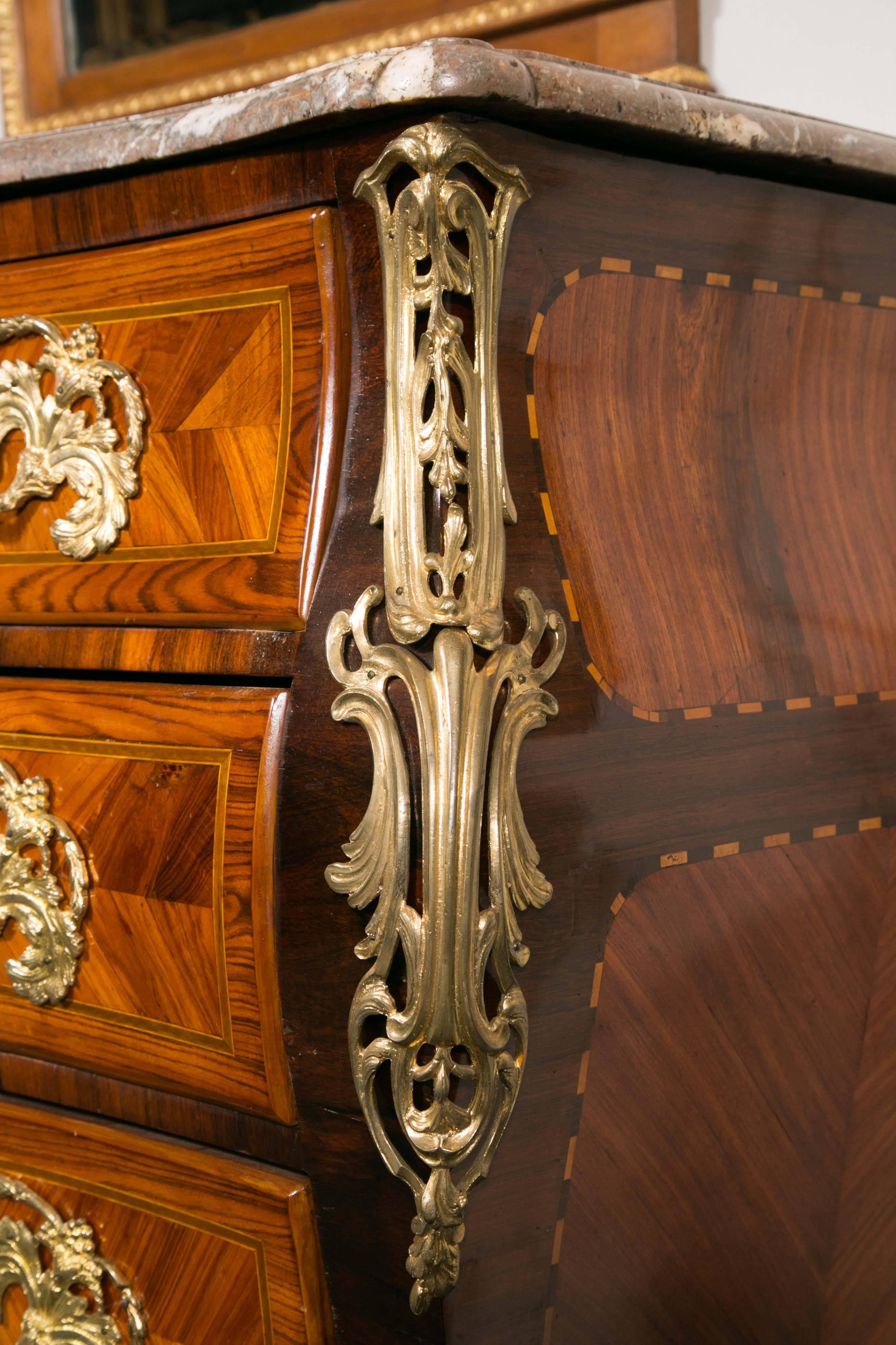 Elegant 18th Century Commode in Marquetry and Rare Inlaid Woods In Excellent Condition In Saint-Ouen, FR