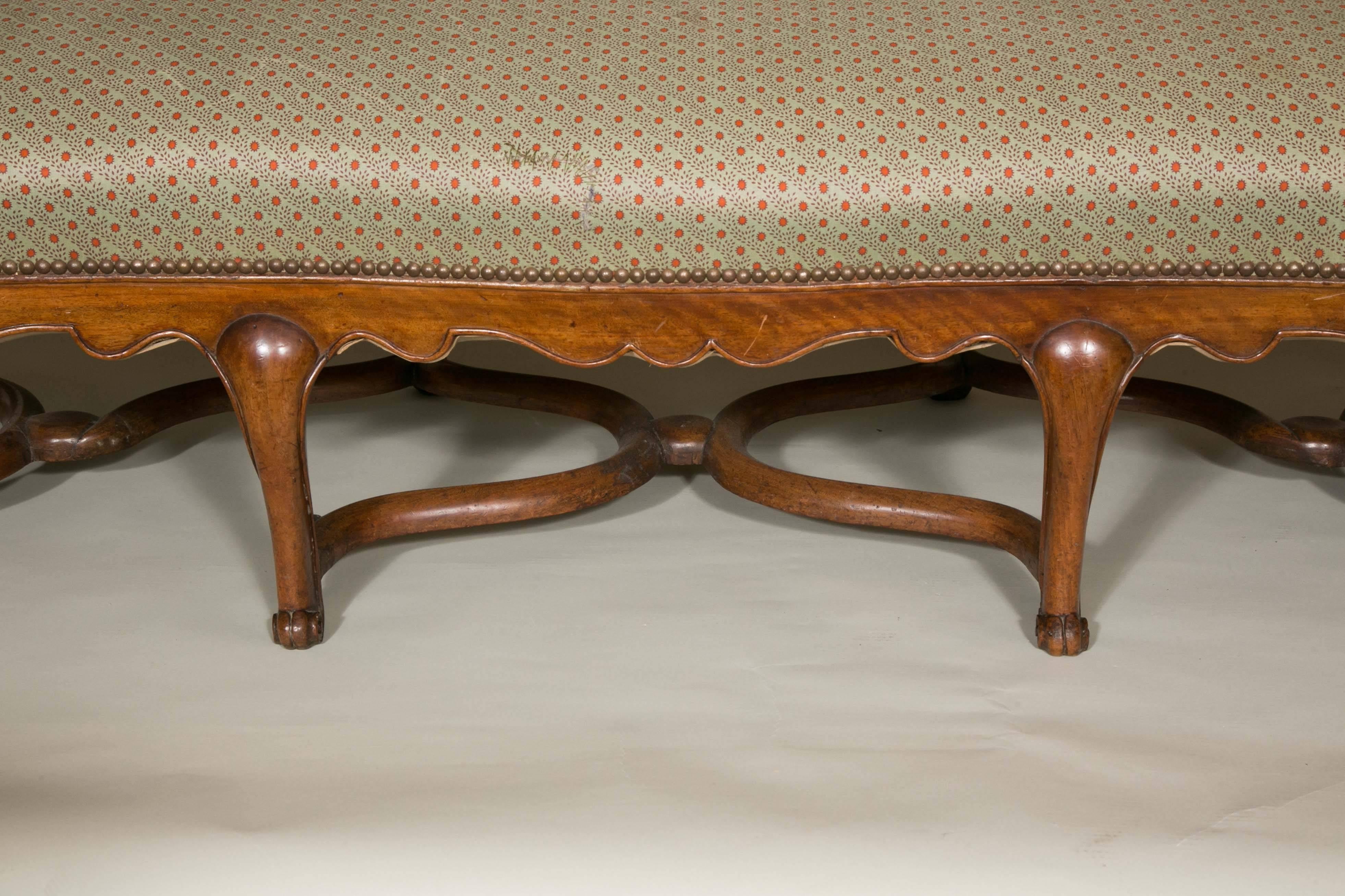 Important walnut sofa from the 19th century in the style of Louis XV.
 